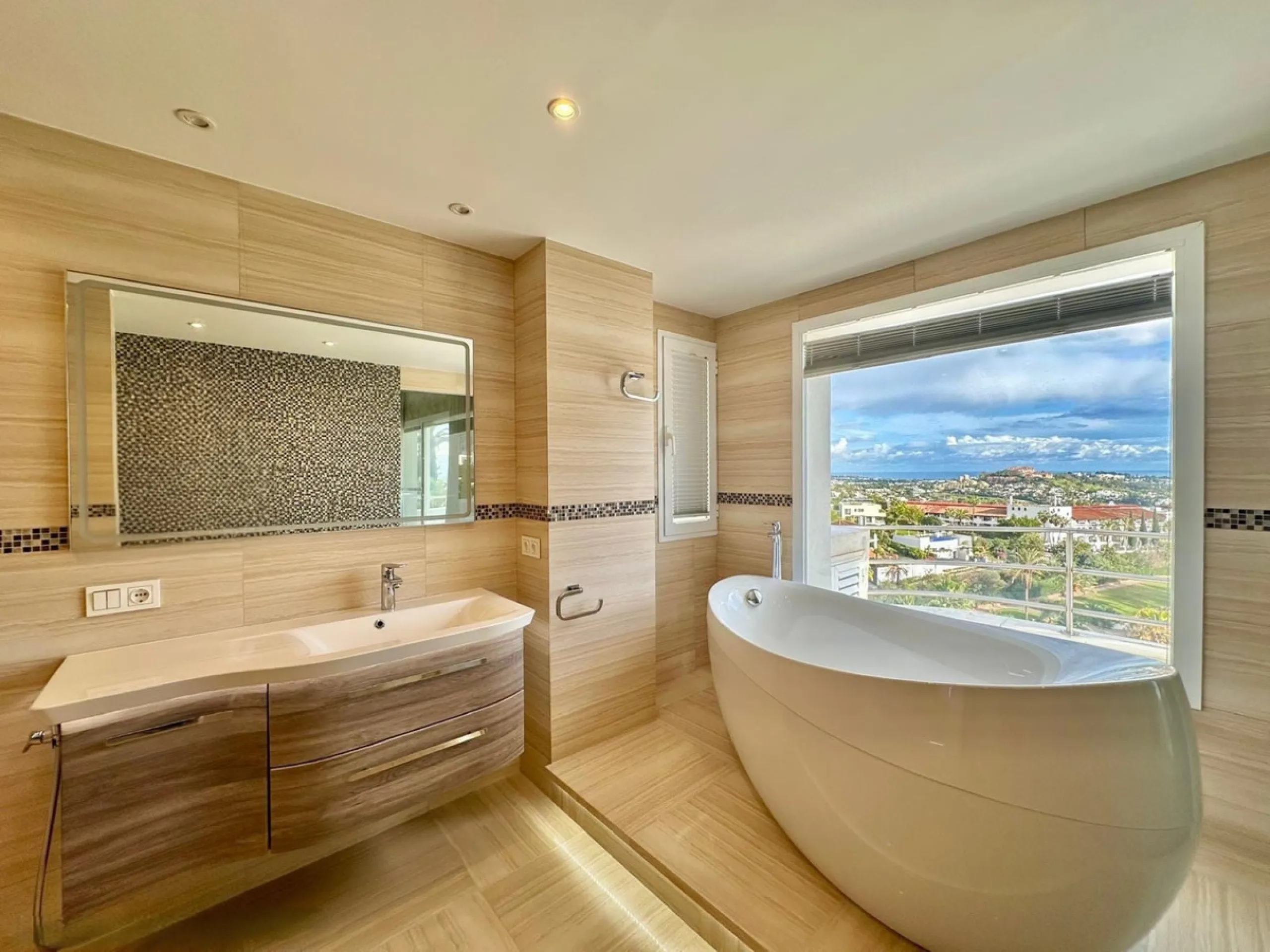 An exclusive villa is presented in the prestigious area of El Herrojo, La Quinta. This property stands out for its privileged location on the mountainside, offering panoramic views of both the sea and the mountains. With a built area of 350 m² and a gener