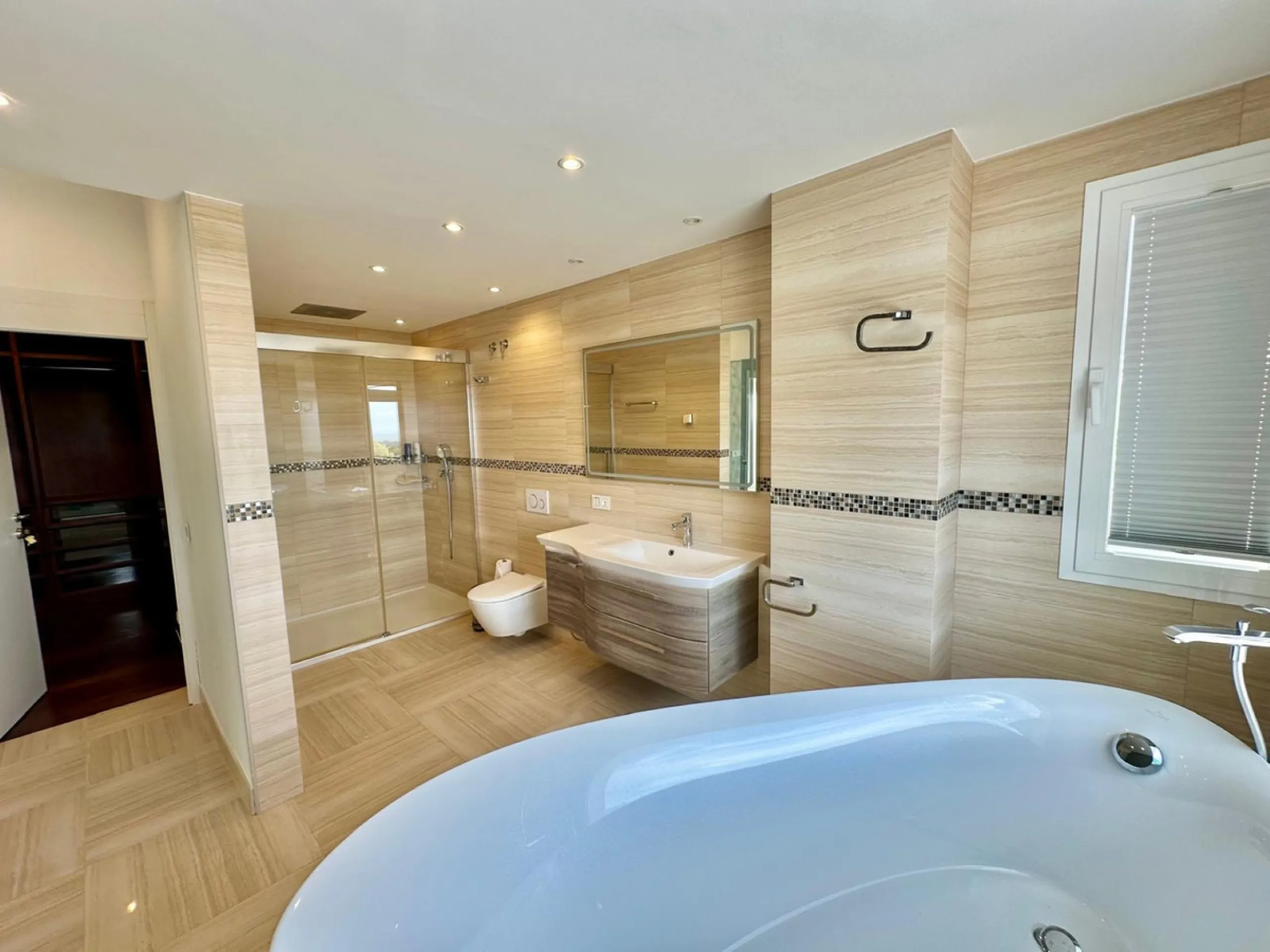 An exclusive villa is presented in the prestigious area of El Herrojo, La Quinta. This property stands out for its privileged location on the mountainside, offering panoramic views of both the sea and the mountains. With a built area of 350 m² and a gener