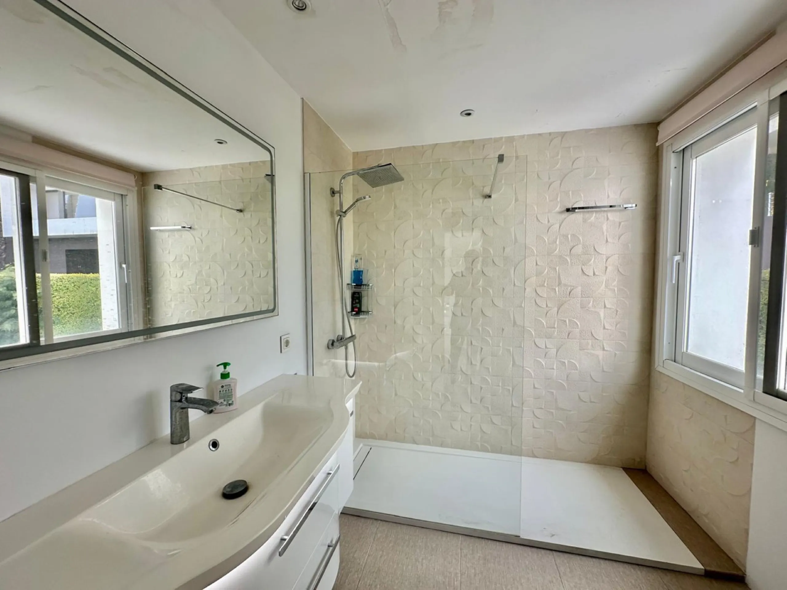 An exclusive villa is presented in the prestigious area of El Herrojo, La Quinta. This property stands out for its privileged location on the mountainside, offering panoramic views of both the sea and the mountains. With a built area of 350 m² and a gener