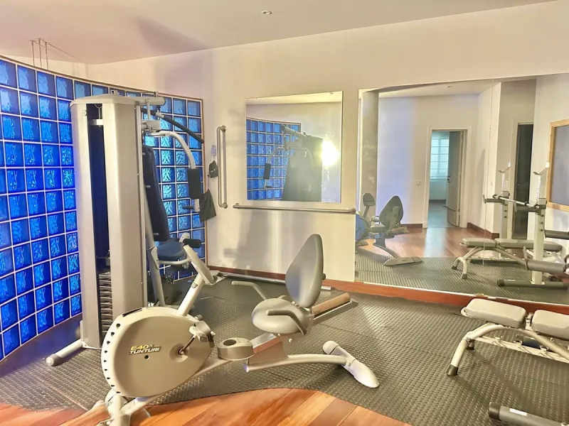 An exclusive villa is presented in the prestigious area of El Herrojo, La Quinta. This property stands out for its privileged location on the mountainside, offering panoramic views of both the sea and the mountains. With a built area of 350 m² and a gener