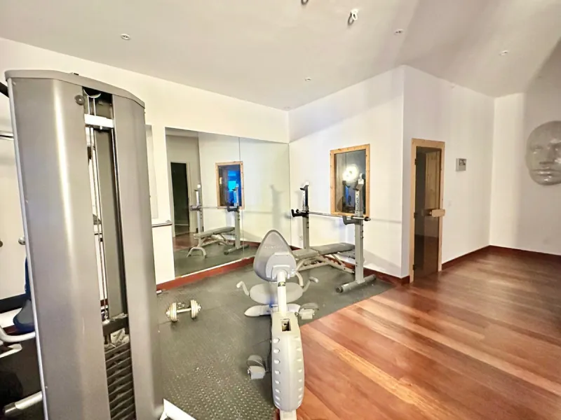 An exclusive villa is presented in the prestigious area of El Herrojo, La Quinta. This property stands out for its privileged location on the mountainside, offering panoramic views of both the sea and the mountains. With a built area of 350 m² and a gener