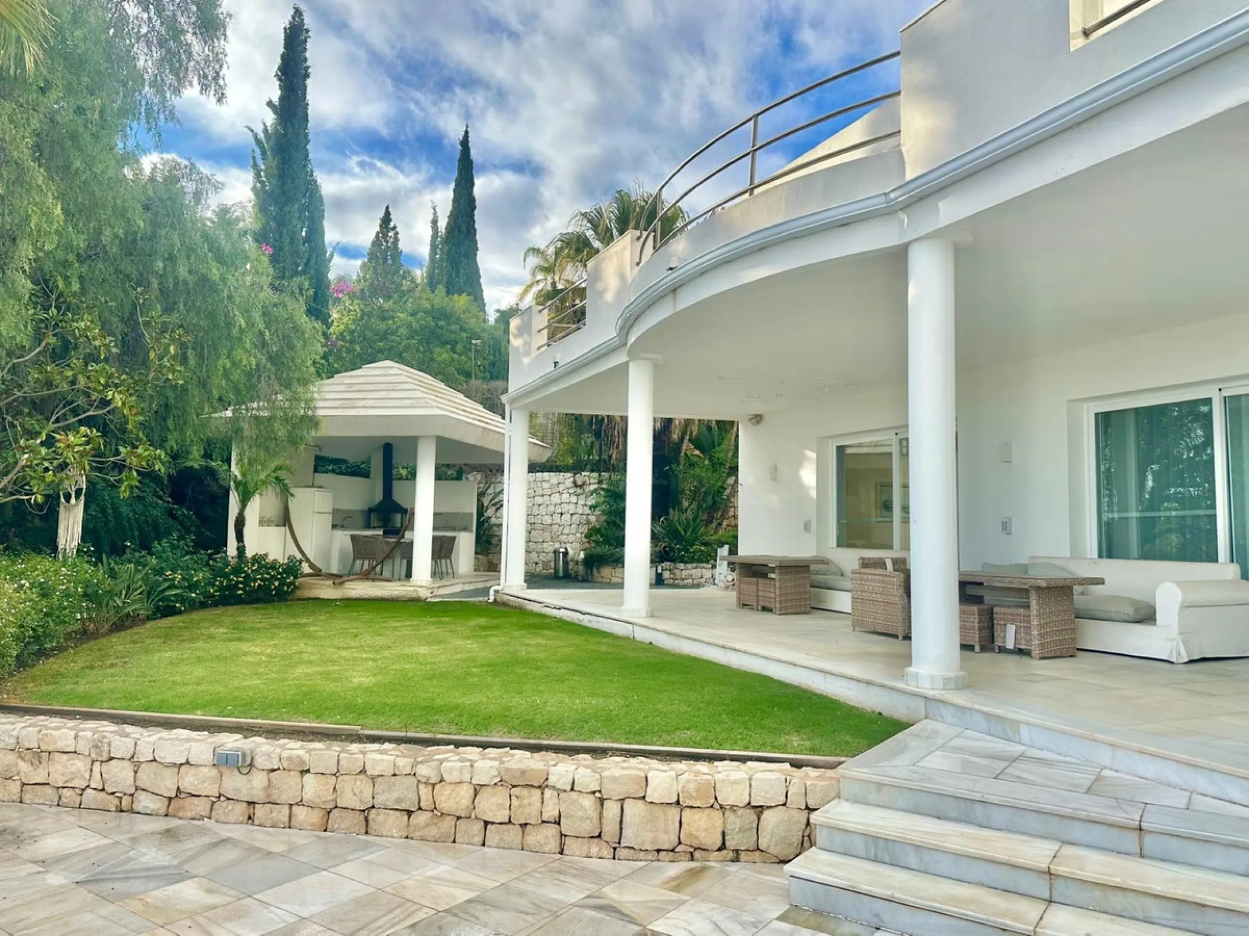 An exclusive villa is presented in the prestigious area of El Herrojo, La Quinta. This property stands out for its privileged location on the mountainside, offering panoramic views of both the sea and the mountains. With a built area of 350 m² and a gener