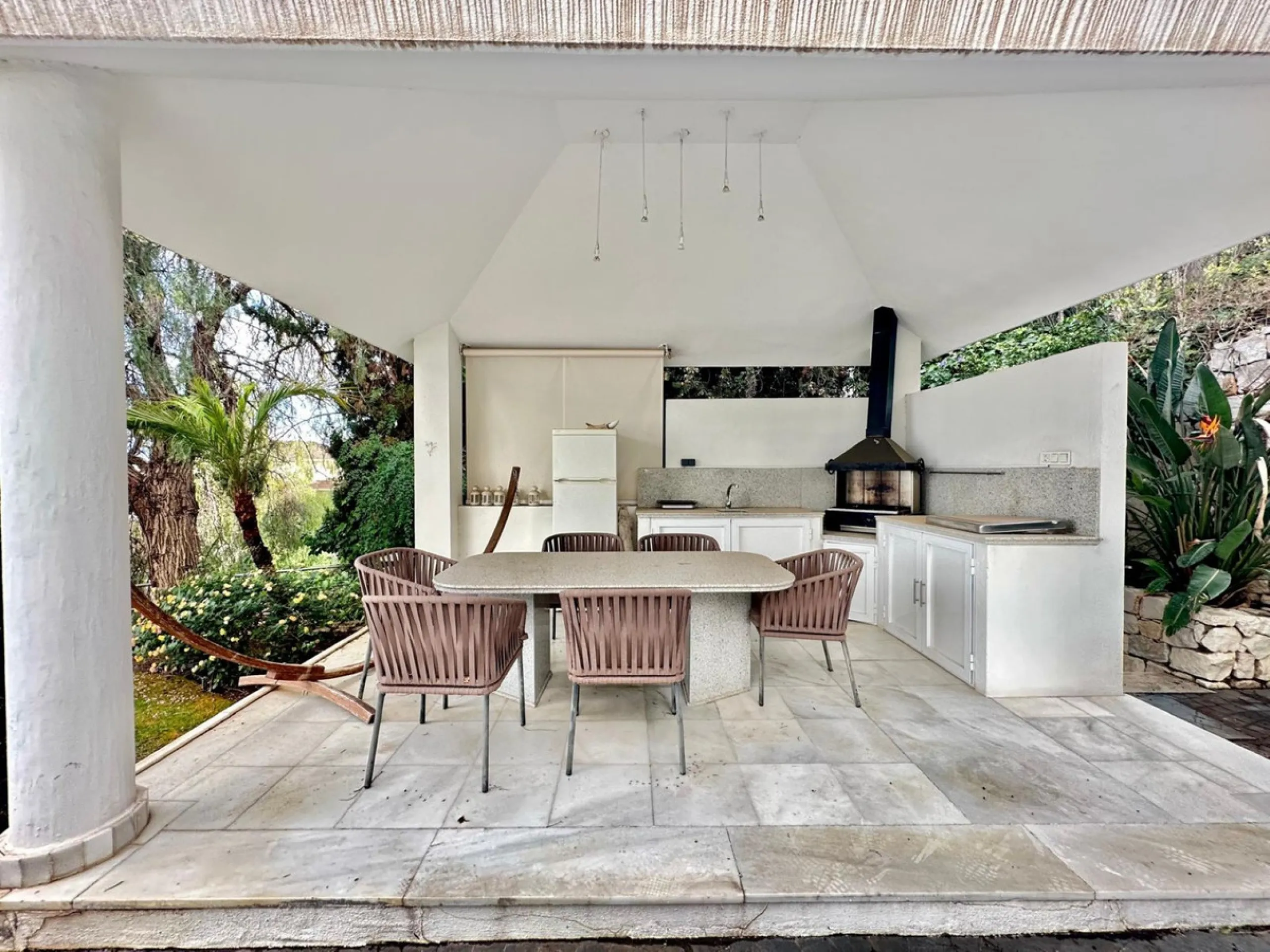 An exclusive villa is presented in the prestigious area of El Herrojo, La Quinta. This property stands out for its privileged location on the mountainside, offering panoramic views of both the sea and the mountains. With a built area of 350 m² and a gener