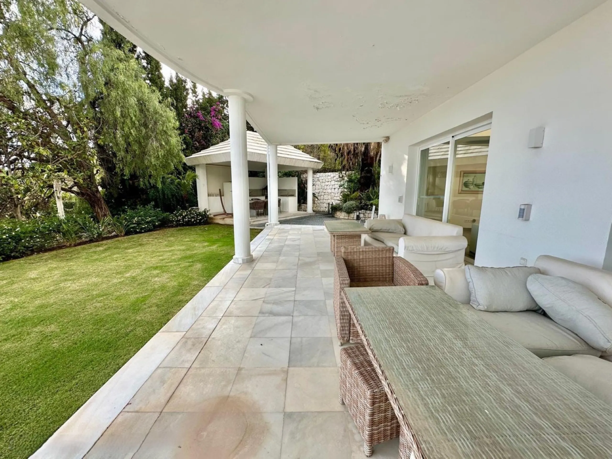 An exclusive villa is presented in the prestigious area of El Herrojo, La Quinta. This property stands out for its privileged location on the mountainside, offering panoramic views of both the sea and the mountains. With a built area of 350 m² and a gener