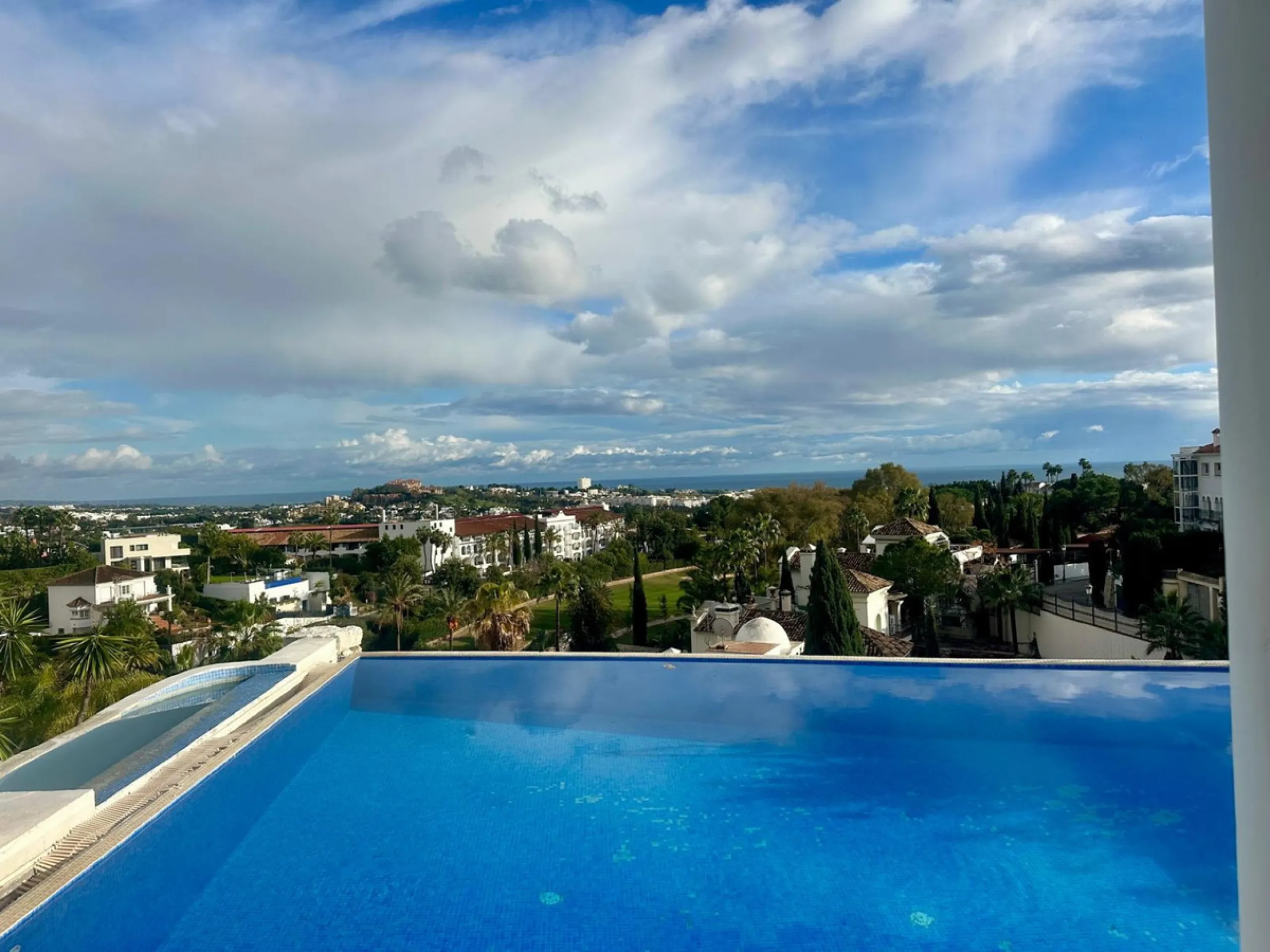An exclusive villa is presented in the prestigious area of El Herrojo, La Quinta. This property stands out for its privileged location on the mountainside, offering panoramic views of both the sea and the mountains. With a built area of 350 m² and a gener
