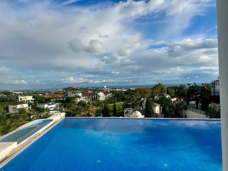 An exclusive villa is presented in the prestigious area of El Herrojo, La Quinta. This property stands out for its privileged location on the mountainside, offering panoramic views of both the sea and the mountains. With a built area of 350 m² and a gener