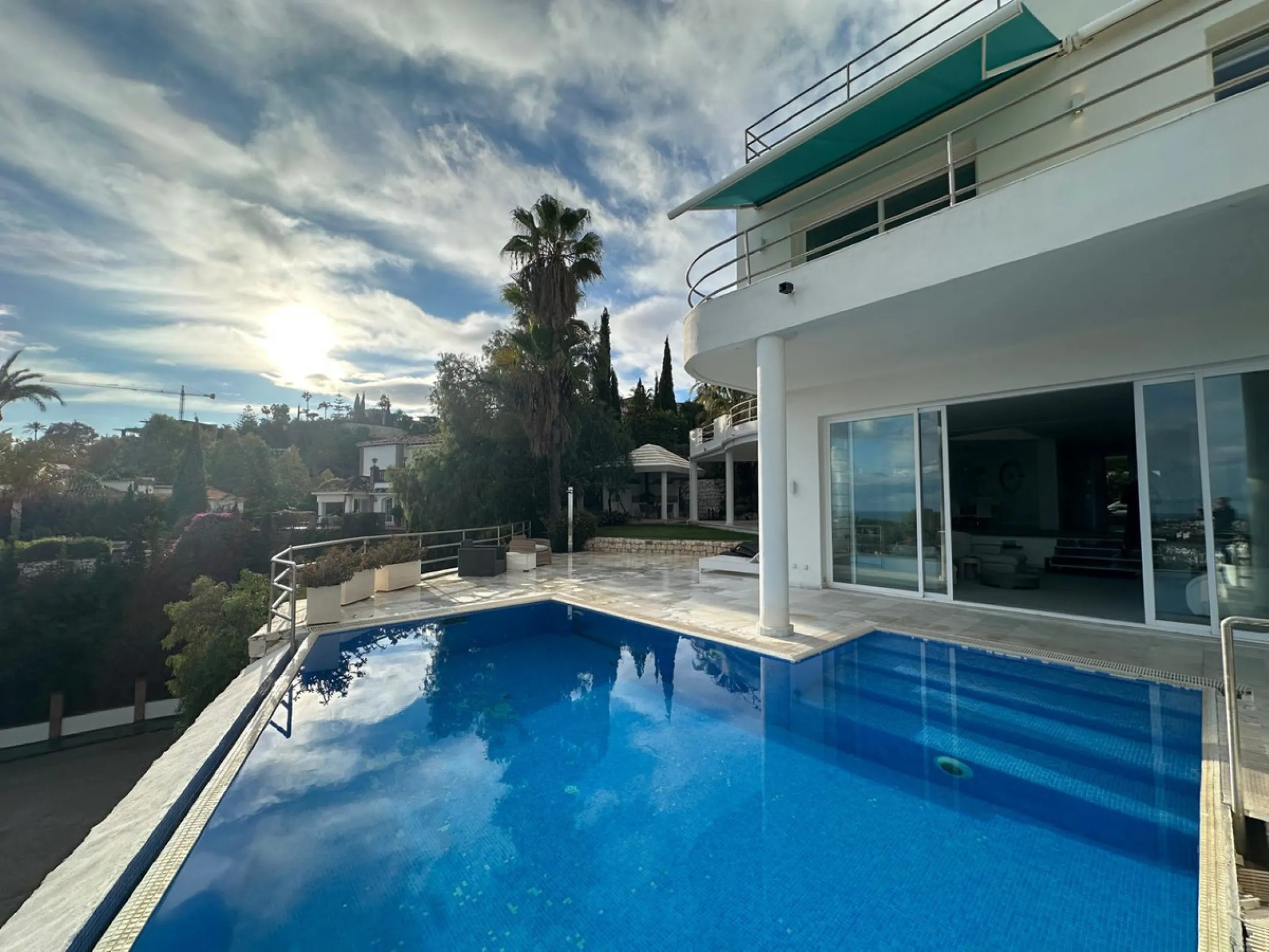 An exclusive villa is presented in the prestigious area of El Herrojo, La Quinta. This property stands out for its privileged location on the mountainside, offering panoramic views of both the sea and the mountains. With a built area of 350 m² and a gener
