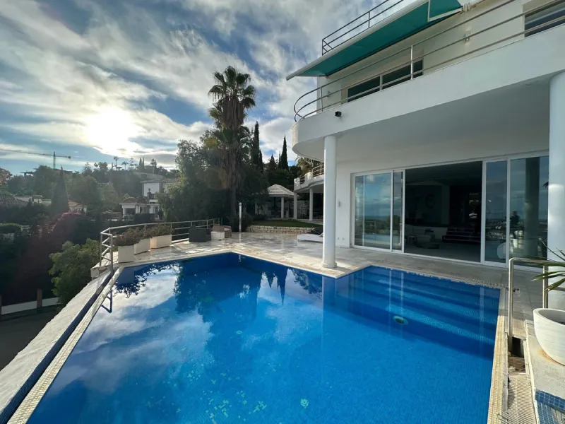 An exclusive villa is presented in the prestigious area of El Herrojo, La Quinta. This property stands out for its privileged location on the mountainside, offering panoramic views of both the sea and the mountains. With a built area of 350 m² and a gener