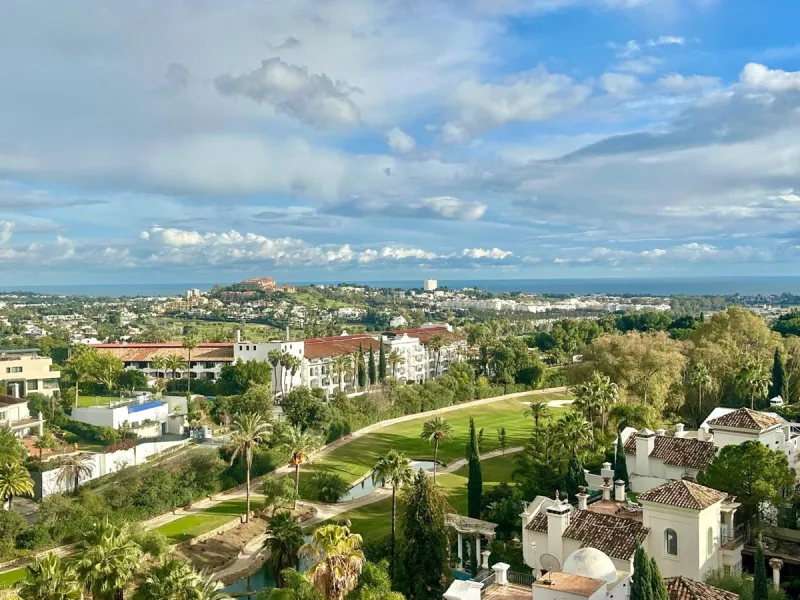 An exclusive villa is presented in the prestigious area of El Herrojo, La Quinta. This property stands out for its privileged location on the mountainside, offering panoramic views of both the sea and the mountains. With a built area of 350 m² and a gener