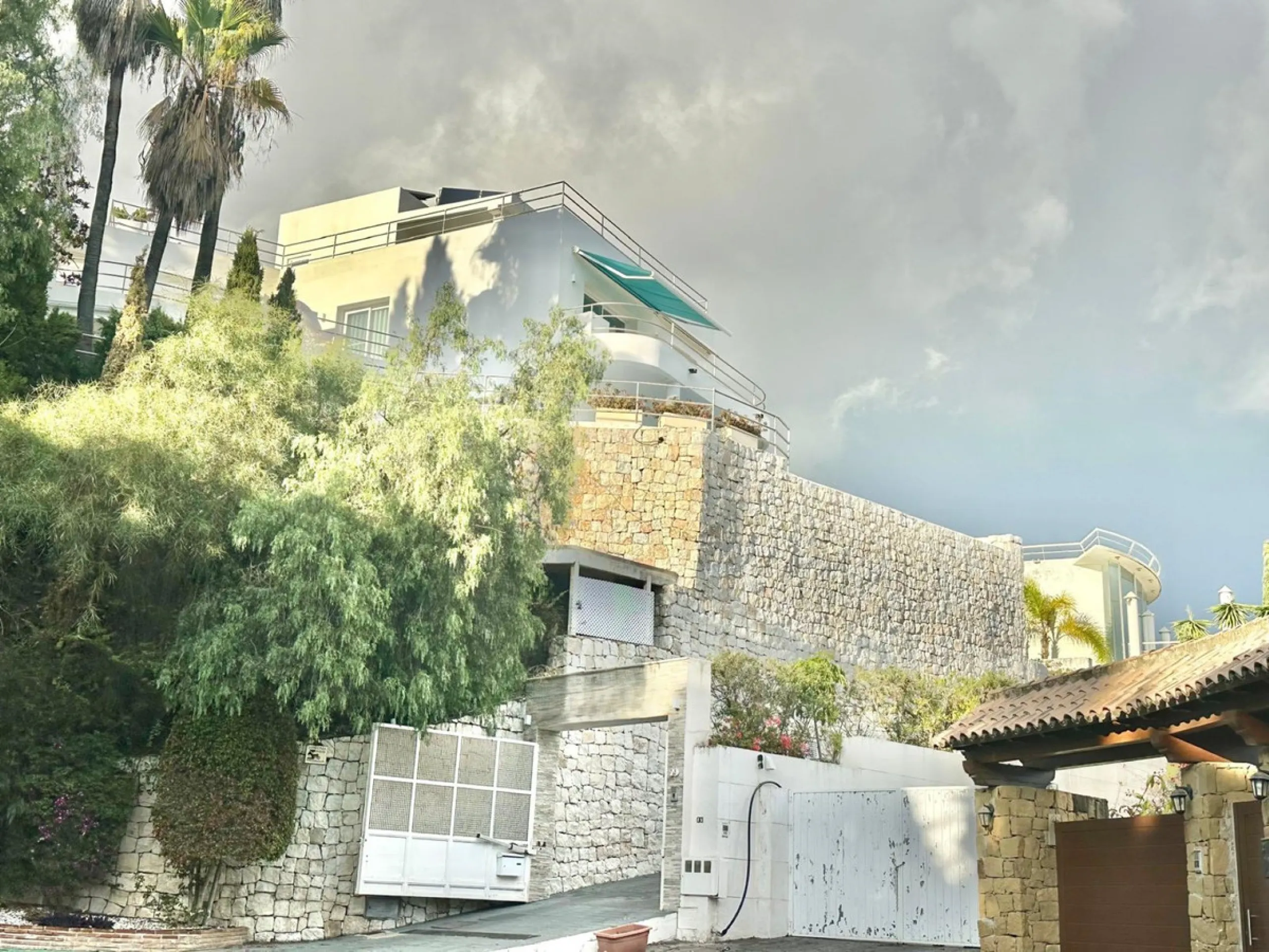 An exclusive villa is presented in the prestigious area of El Herrojo, La Quinta. This property stands out for its privileged location on the mountainside, offering panoramic views of both the sea and the mountains. With a built area of 350 m² and a gener