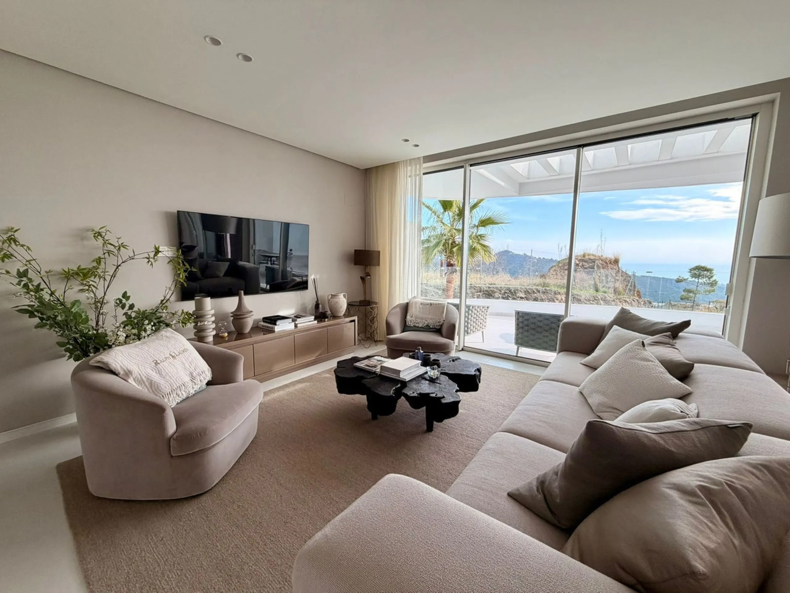 Luxury 2-Bedroom Apartment  with Amazing Sea Views