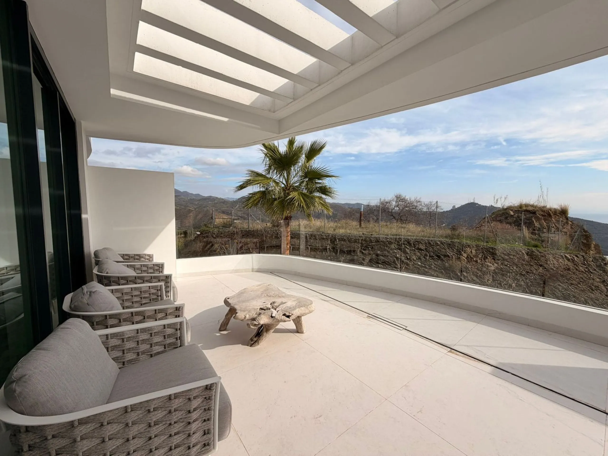 Luxury 2-Bedroom Apartment  with Amazing Sea Views