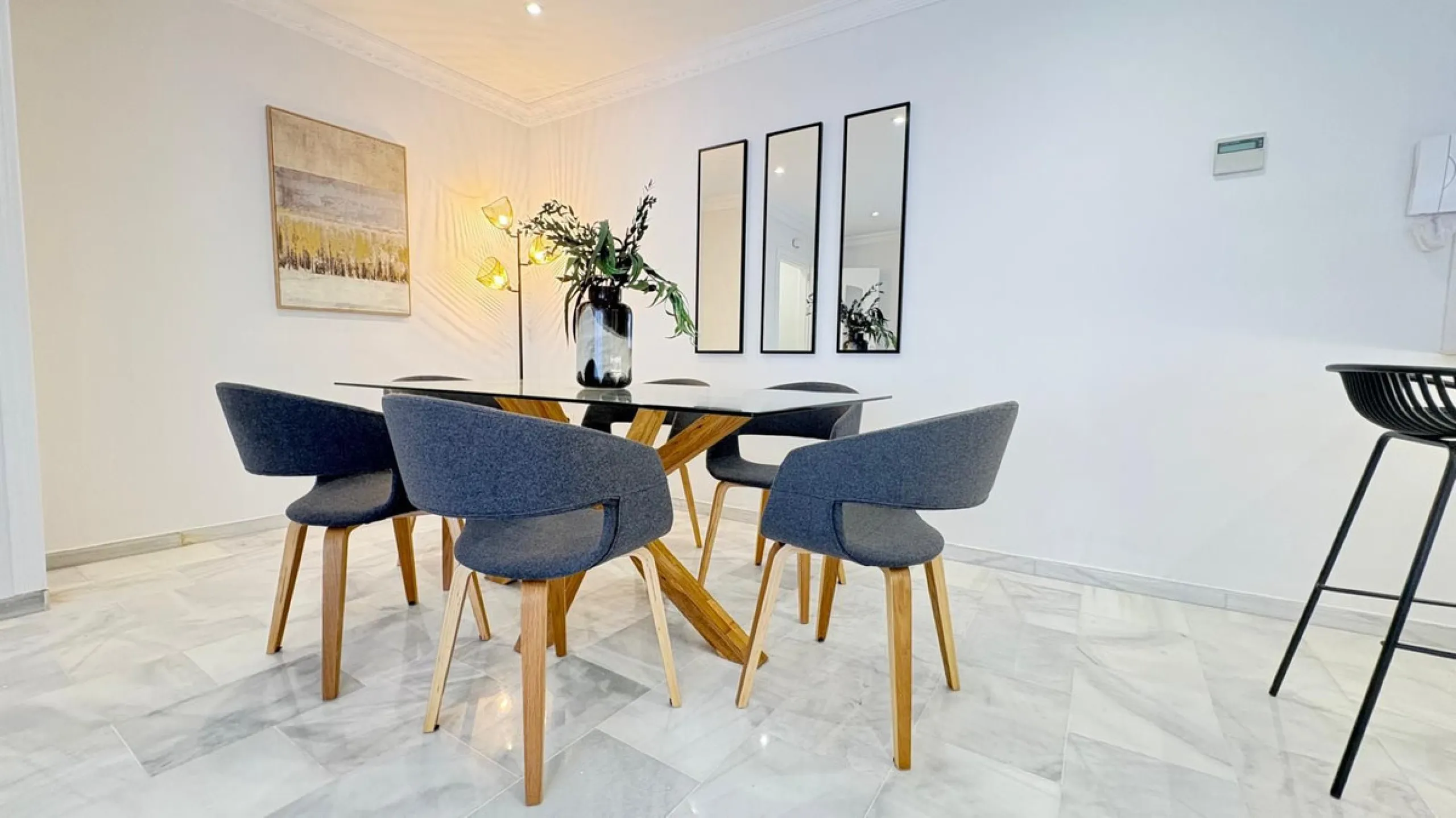 This beautifully renovated middle-floor apartment is located in one of Marbella's most sought-after areas, right in the heart of the center and just steps from the beach. Positioned on the second line of the beachfront near the lighthouse, it offers the p