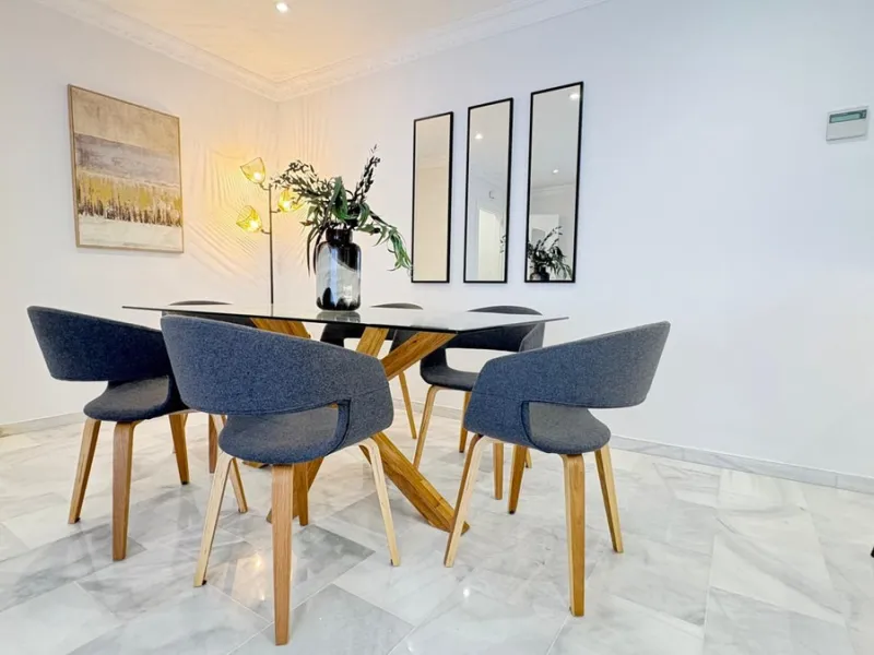 This beautifully renovated middle-floor apartment is located in one of Marbella's most sought-after areas, right in the heart of the center and just steps from the beach. Positioned on the second line of the beachfront near the lighthouse, it offers the p
