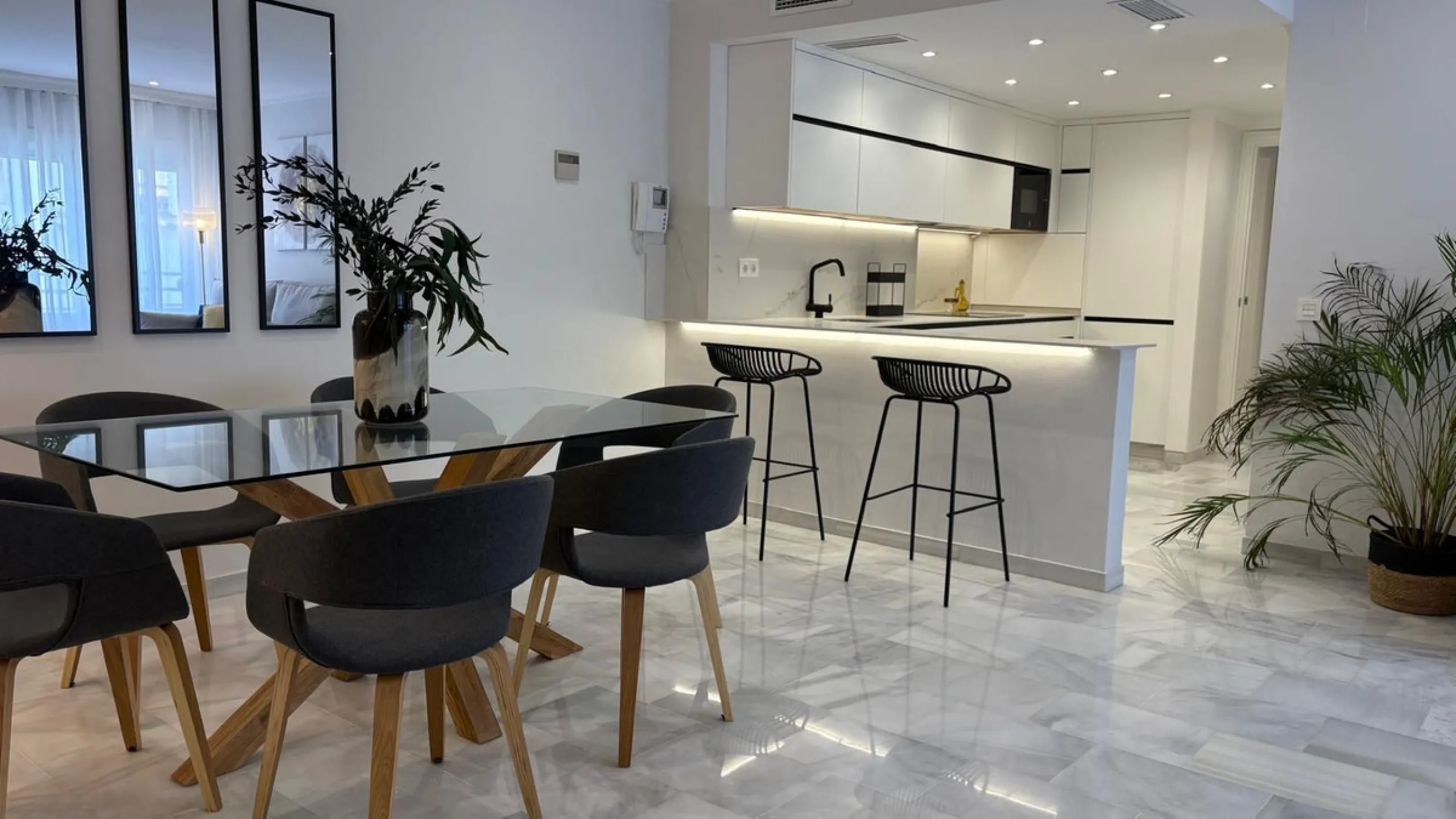 This beautifully renovated middle-floor apartment is located in one of Marbella's most sought-after areas, right in the heart of the center and just steps from the beach. Positioned on the second line of the beachfront near the lighthouse, it offers the p