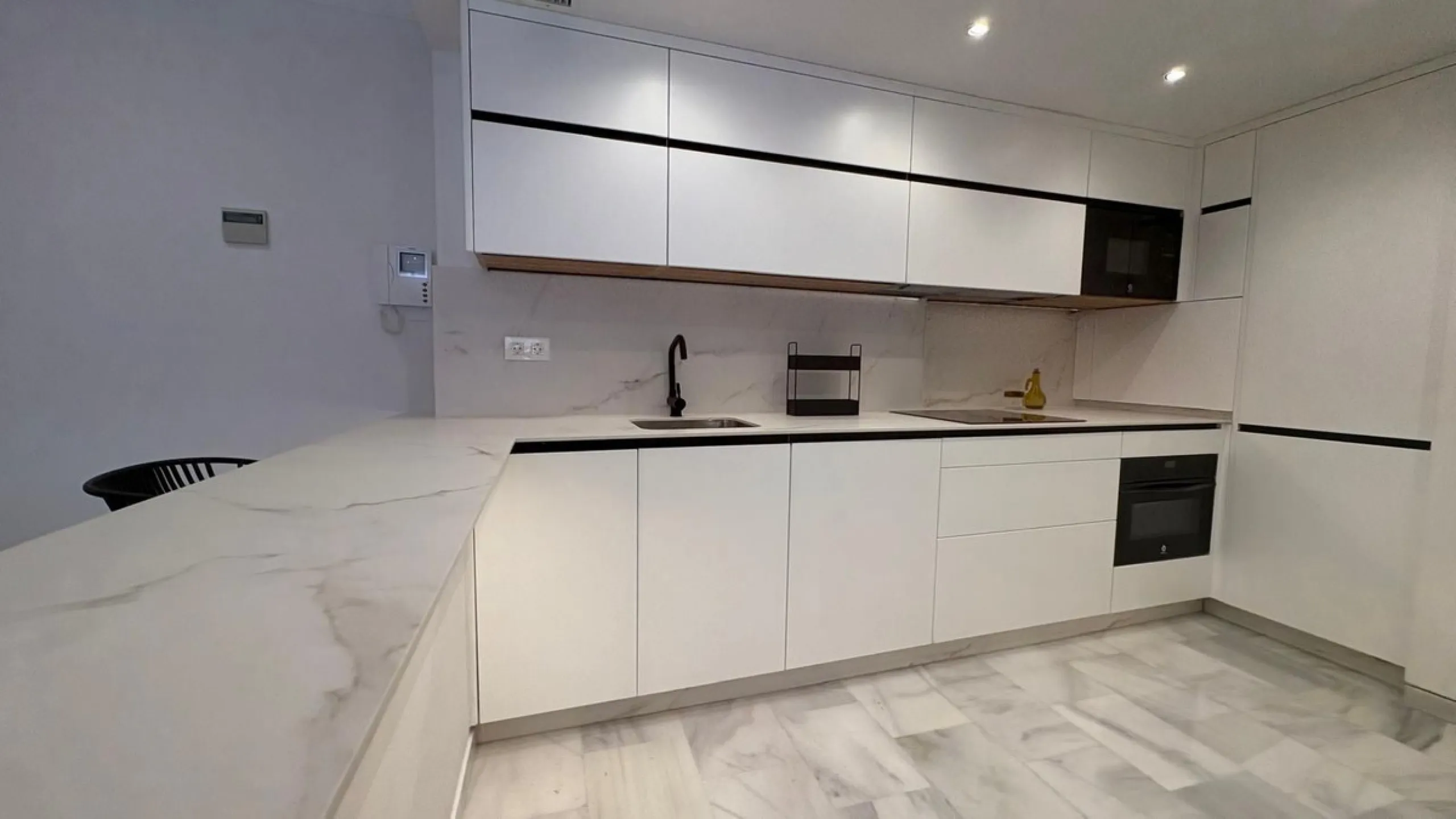 This beautifully renovated middle-floor apartment is located in one of Marbella's most sought-after areas, right in the heart of the center and just steps from the beach. Positioned on the second line of the beachfront near the lighthouse, it offers the p