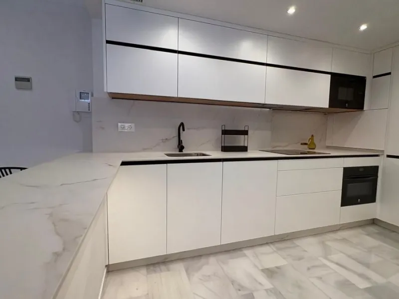 This beautifully renovated middle-floor apartment is located in one of Marbella's most sought-after areas, right in the heart of the center and just steps from the beach. Positioned on the second line of the beachfront near the lighthouse, it offers the p