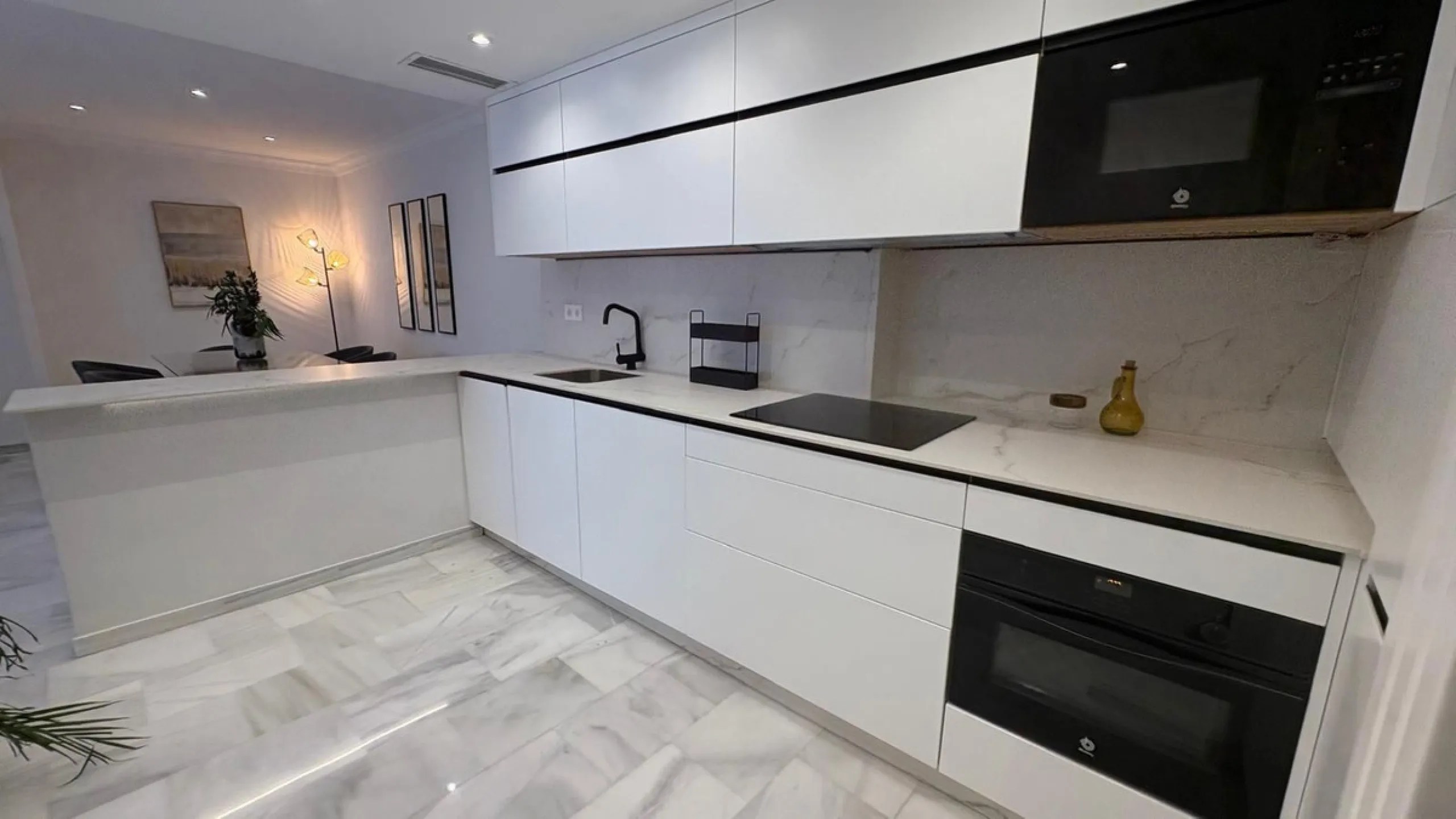This beautifully renovated middle-floor apartment is located in one of Marbella's most sought-after areas, right in the heart of the center and just steps from the beach. Positioned on the second line of the beachfront near the lighthouse, it offers the p