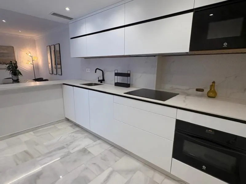 This beautifully renovated middle-floor apartment is located in one of Marbella's most sought-after areas, right in the heart of the center and just steps from the beach. Positioned on the second line of the beachfront near the lighthouse, it offers the p