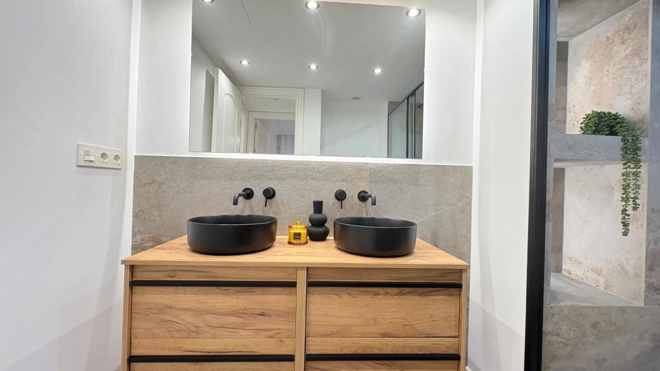 This beautifully renovated middle-floor apartment is located in one of Marbella's most sought-after areas, right in the heart of the center and just steps from the beach. Positioned on the second line of the beachfront near the lighthouse, it offers the p