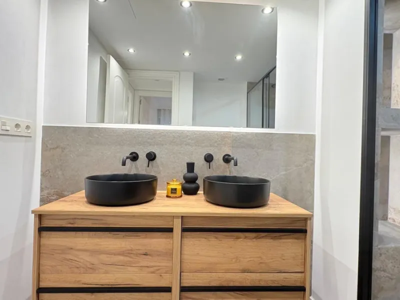 This beautifully renovated middle-floor apartment is located in one of Marbella's most sought-after areas, right in the heart of the center and just steps from the beach. Positioned on the second line of the beachfront near the lighthouse, it offers the p
