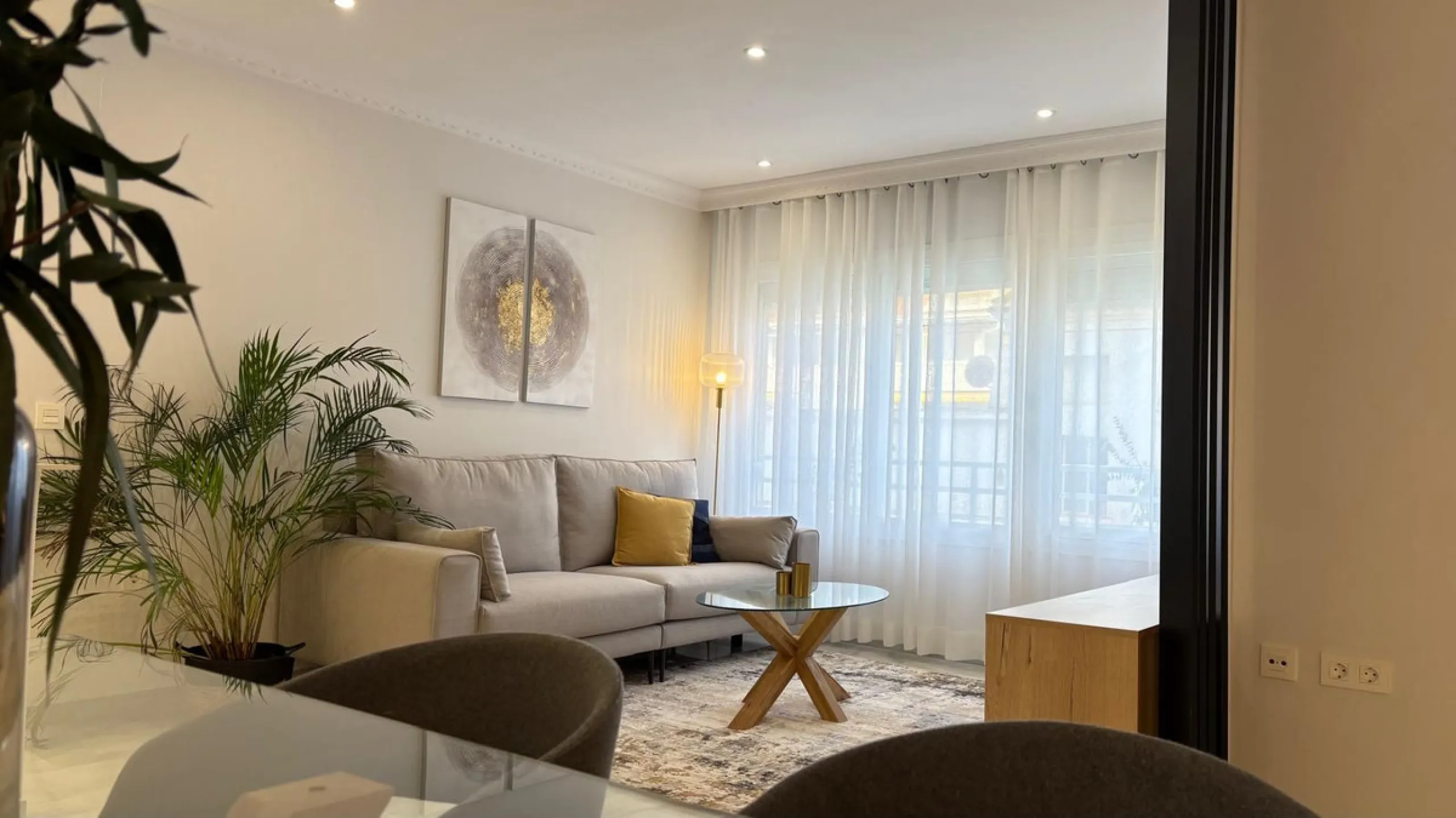 This beautifully renovated middle-floor apartment is located in one of Marbella's most sought-after areas, right in the heart of the center and just steps from the beach. Positioned on the second line of the beachfront near the lighthouse, it offers the p