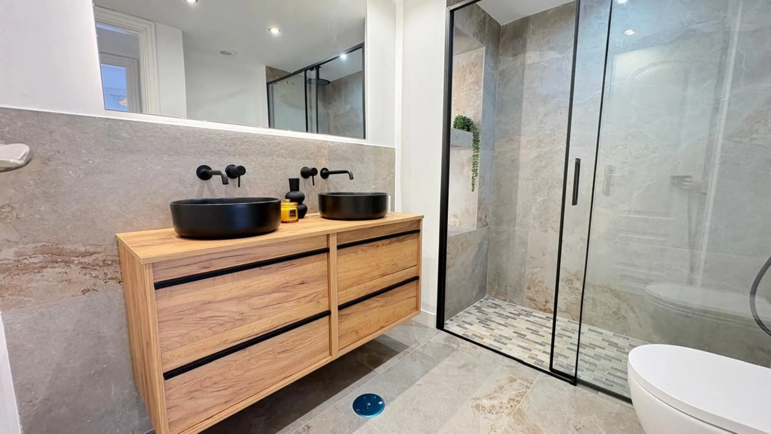 This beautifully renovated middle-floor apartment is located in one of Marbella's most sought-after areas, right in the heart of the center and just steps from the beach. Positioned on the second line of the beachfront near the lighthouse, it offers the p