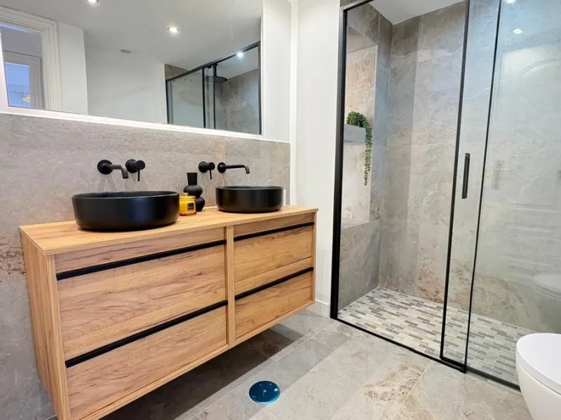 This beautifully renovated middle-floor apartment is located in one of Marbella's most sought-after areas, right in the heart of the center and just steps from the beach. Positioned on the second line of the beachfront near the lighthouse, it offers the p