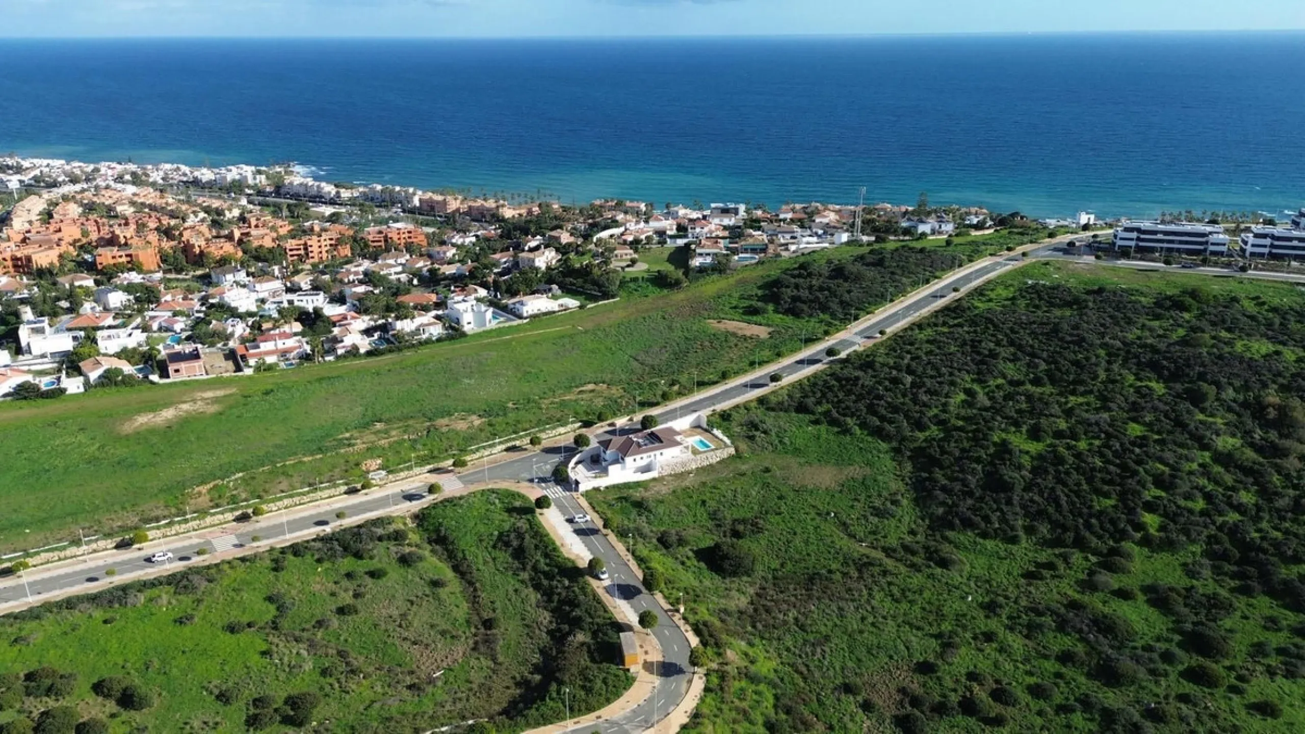 Urban plot of 806 m² located in Casares Costa, one of the most sought-after and rapidly expanding areas of the Costa del Sol. The plot offers a maximum buildability of 229.45 m² and includes a project for a detached single-family home of up to two floors,