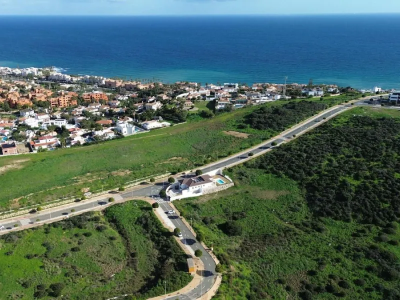 Urban plot of 806 m² located in Casares Costa, one of the most sought-after and rapidly expanding areas of the Costa del Sol. The plot offers a maximum buildability of 229.45 m² and includes a project for a detached single-family home of up to two floors,