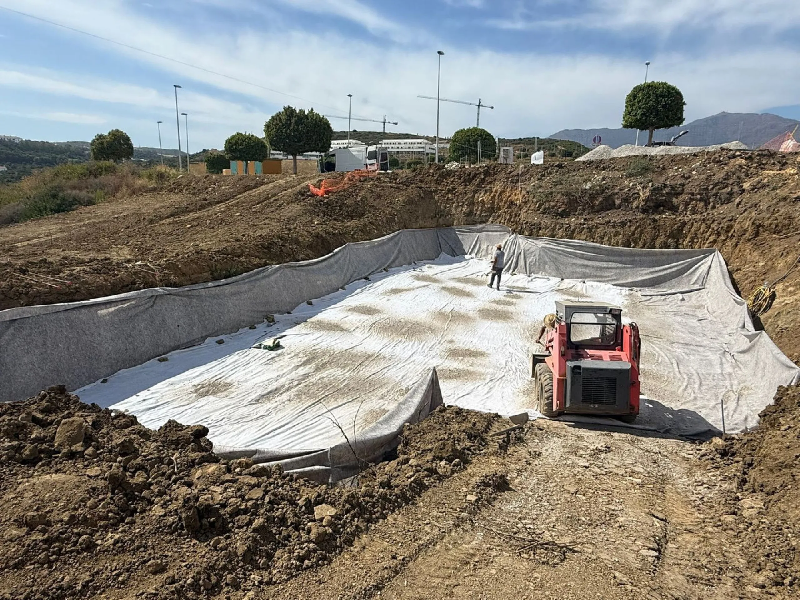 Urban plot of 806 m² located in Casares Costa, one of the most sought-after and rapidly expanding areas of the Costa del Sol. The plot offers a maximum buildability of 229.45 m² and includes a project for a detached single-family home of up to two floors,
