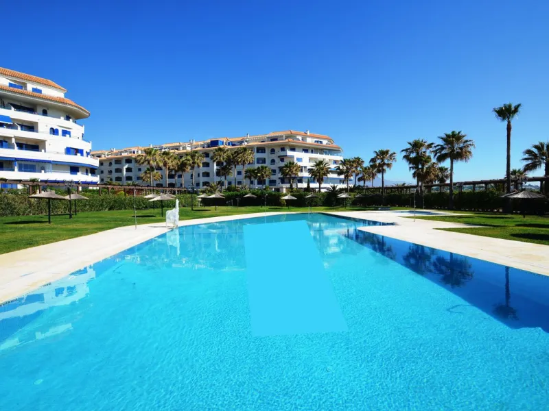 GROUND FLOOR APARTMENT ON THE FRONT LINE OF THE BEACH, featuring a 167 m² terrace plus a 170 m² private garden, located in Sabinillas with direct access to the magnificent beach and just 1 minute's walk from the town's commercial area where you will find 