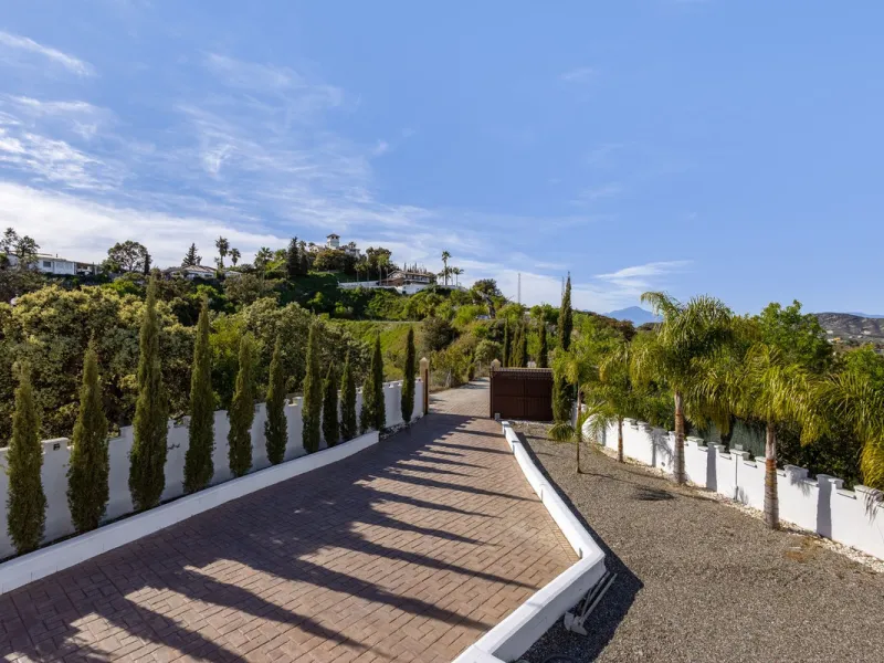 House - Detached Villa в продаже в Alhaurín el Grande, Málaga. В доме 6 спален и 5 ванных комнат. Площадь дома 336 м². Площадь участка 11788 м²