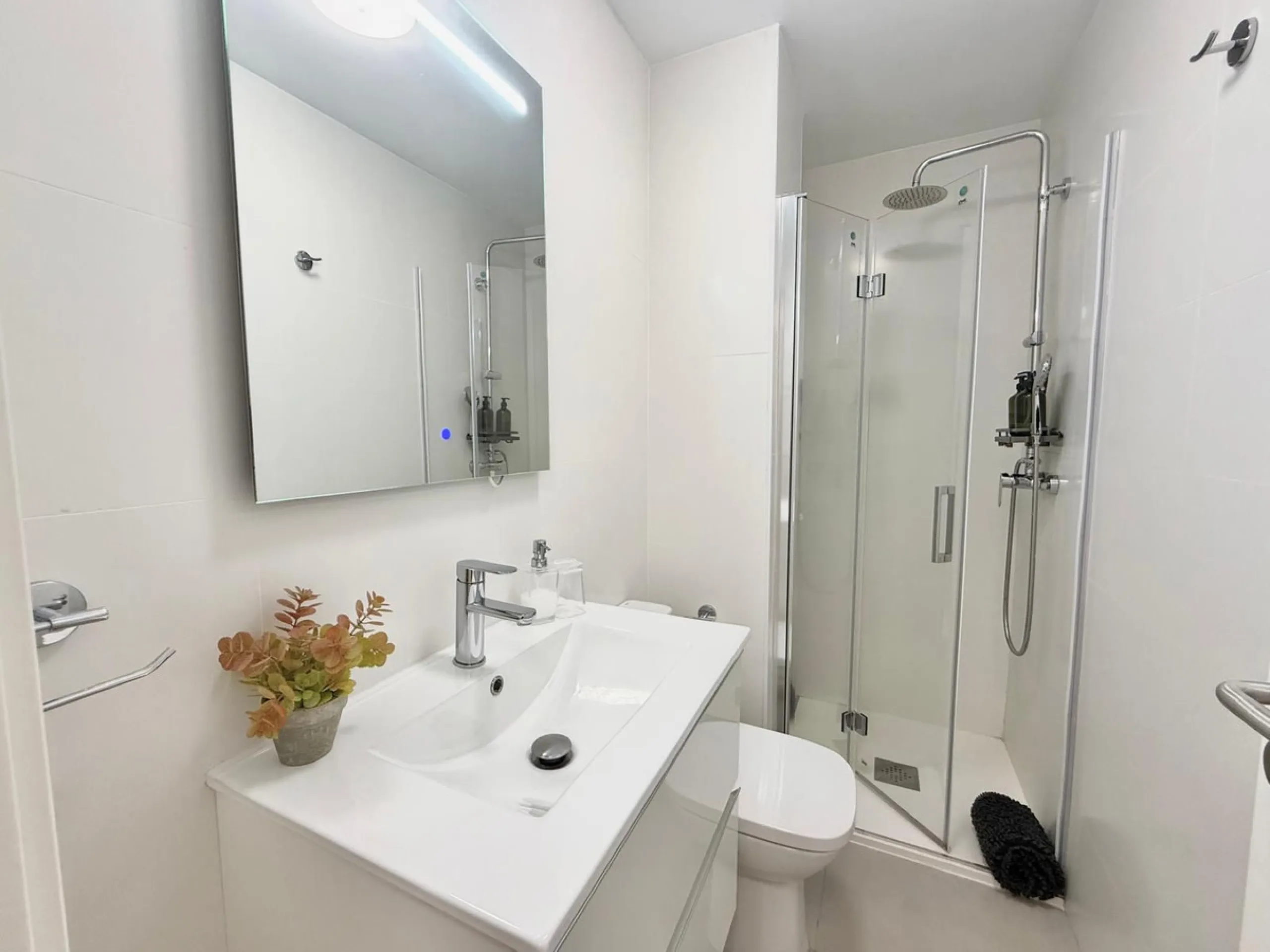 An exclusive, newly built property (2022) with a modern and functional design, ideal both as a permanent residence and as an investment opportunity.