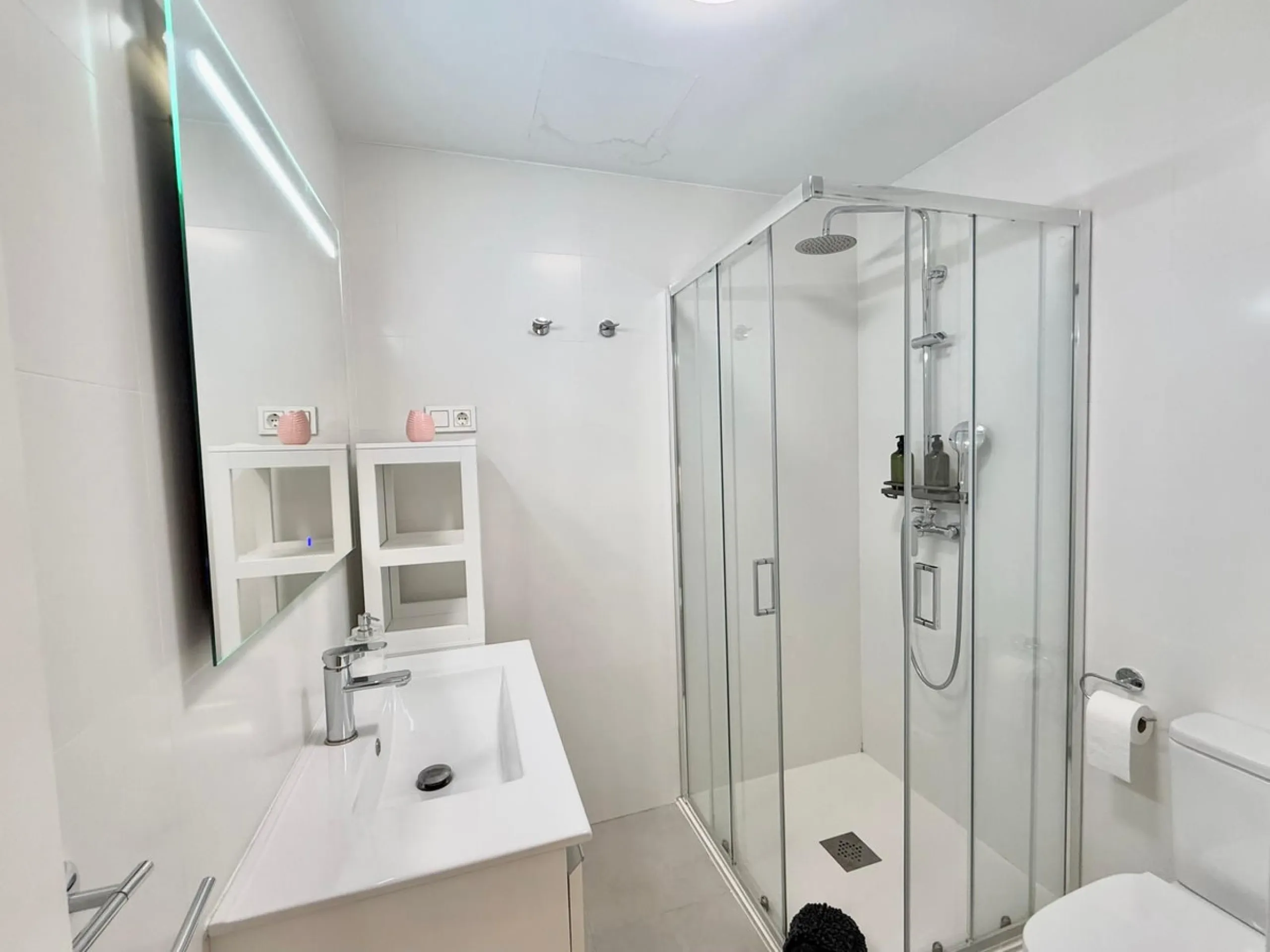 An exclusive, newly built property (2022) with a modern and functional design, ideal both as a permanent residence and as an investment opportunity.