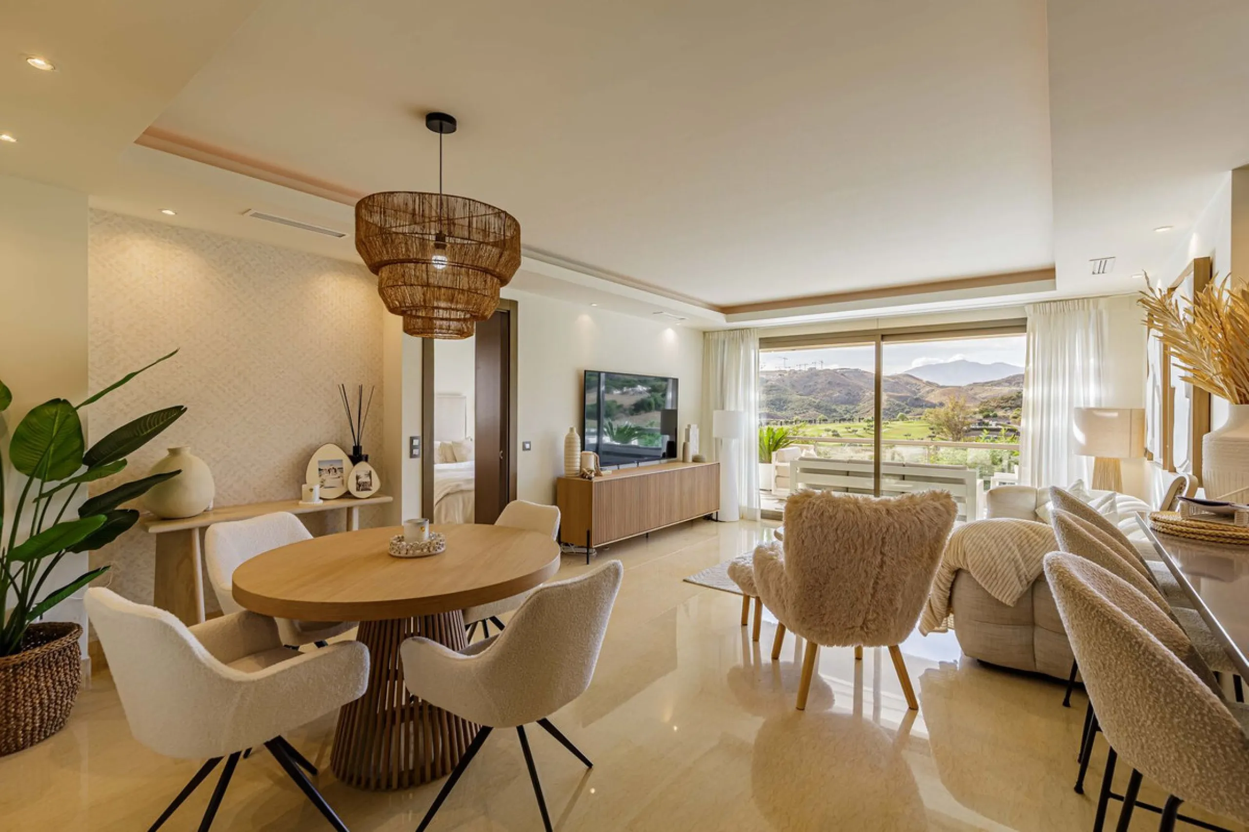 Sunset‑Facing Contemporary Luxury in Los Arqueros
