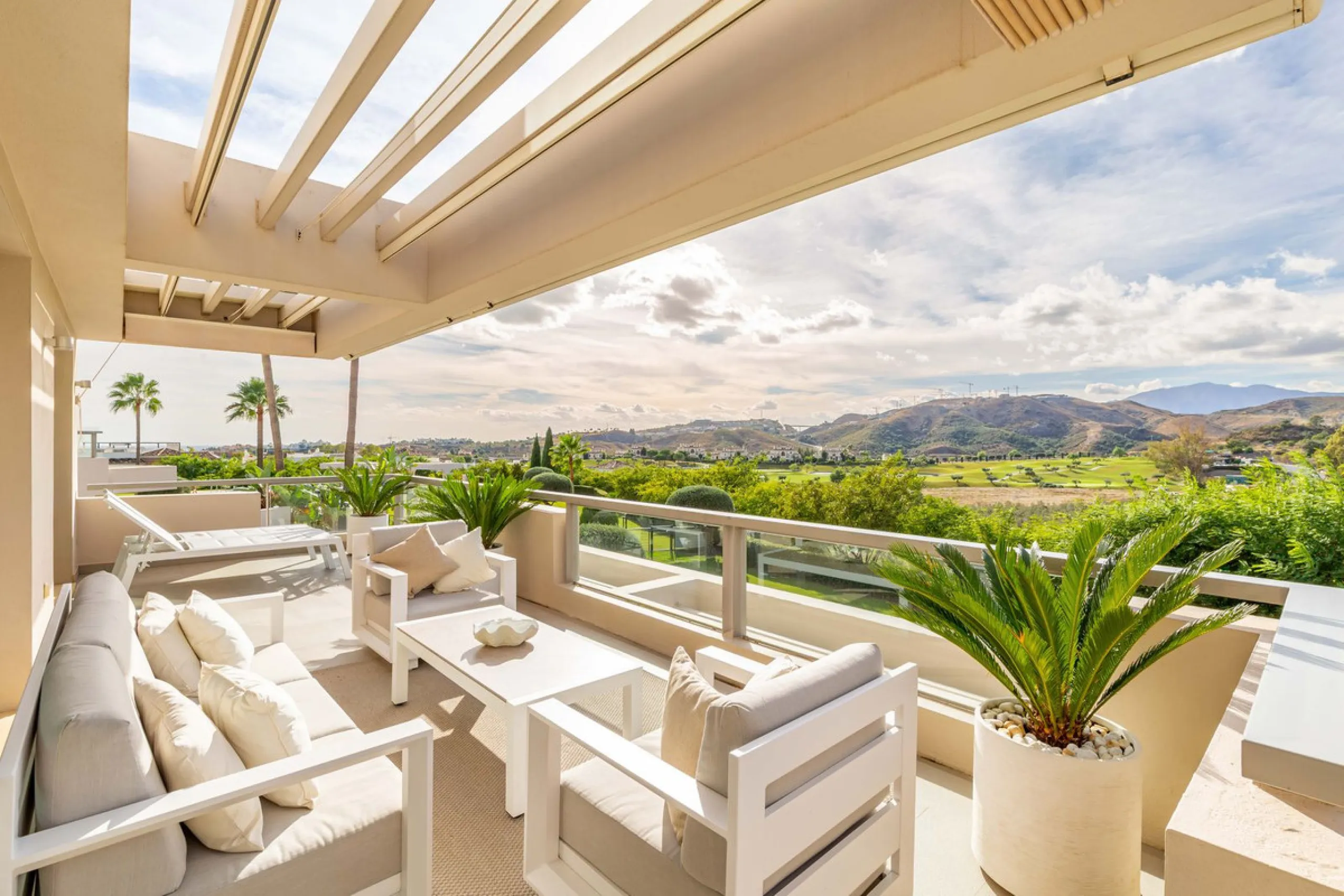 Sunset‑Facing Contemporary Luxury in Los Arqueros