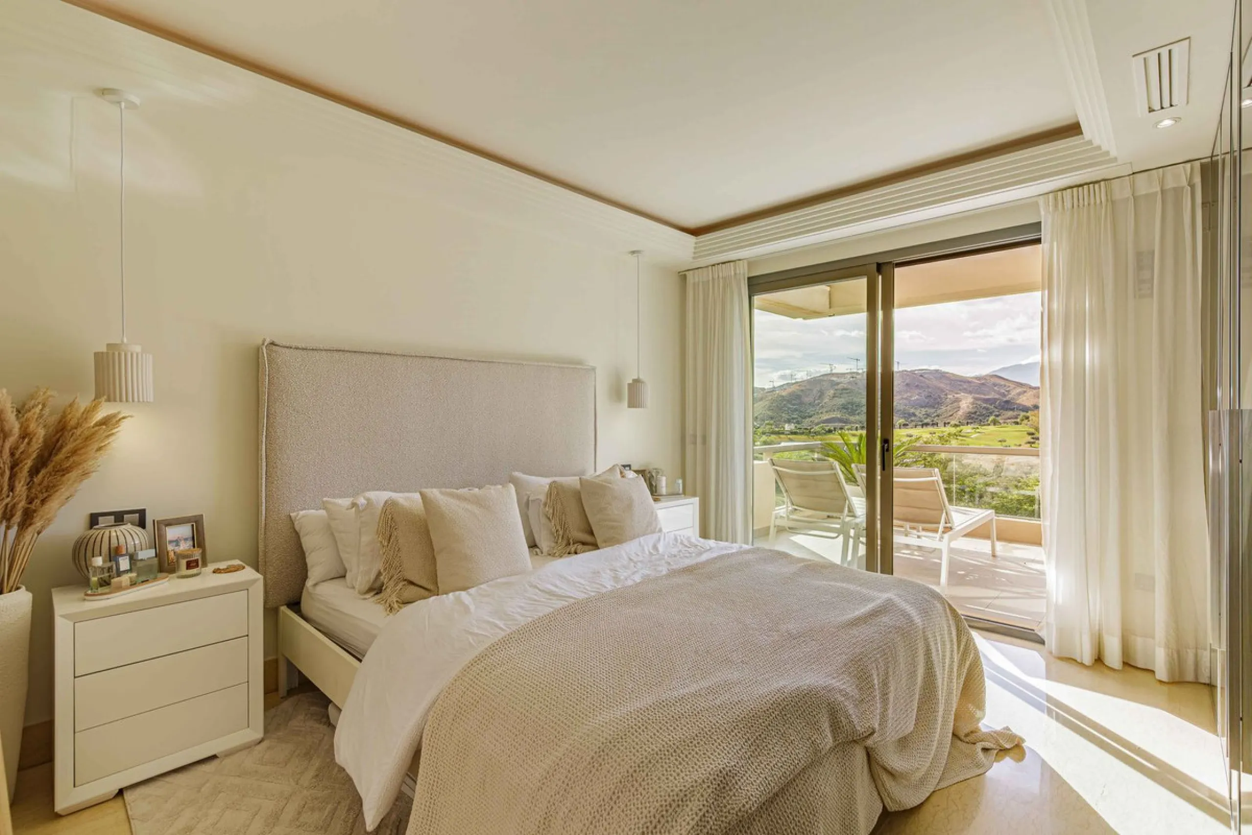 Sunset‑Facing Contemporary Luxury in Los Arqueros