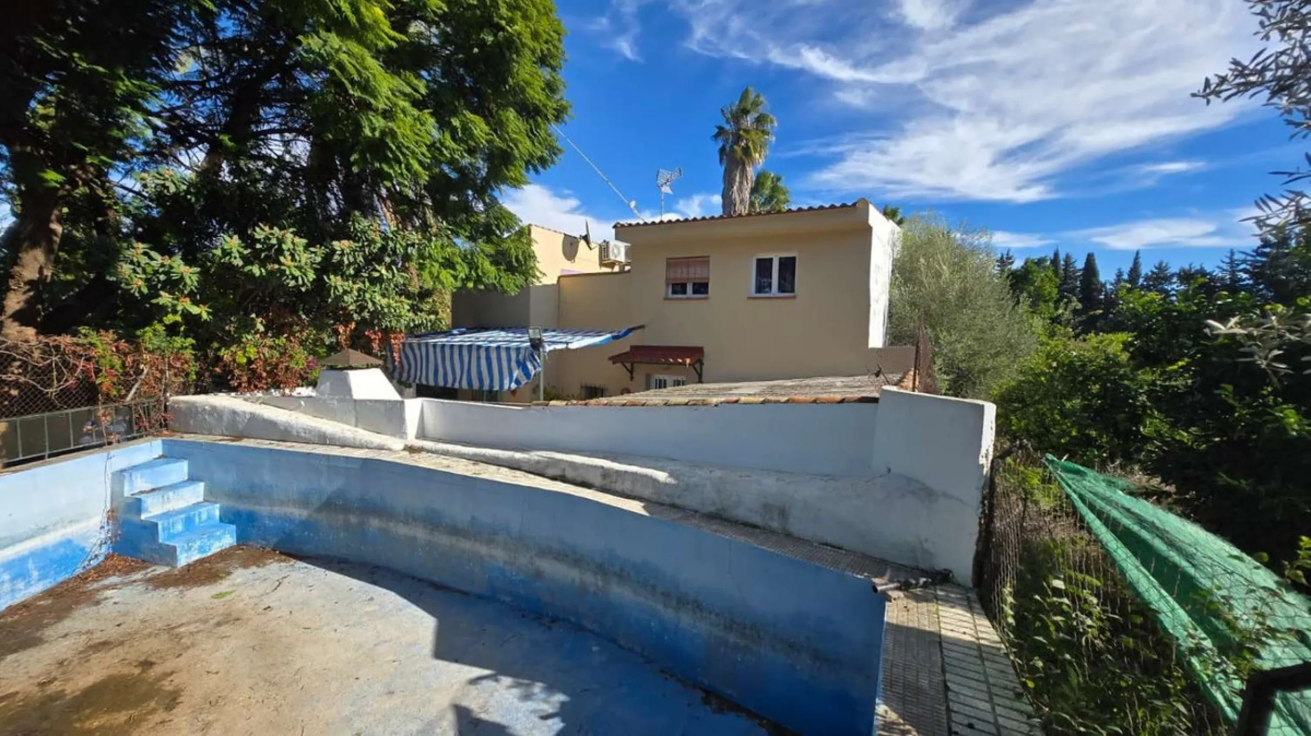 House - Detached Villa в продаже в Alhaurín de la Torre, Málaga. В доме 6 спален и 4 ванных комнат. Площадь дома 400 м². Площадь участка 4000 м²