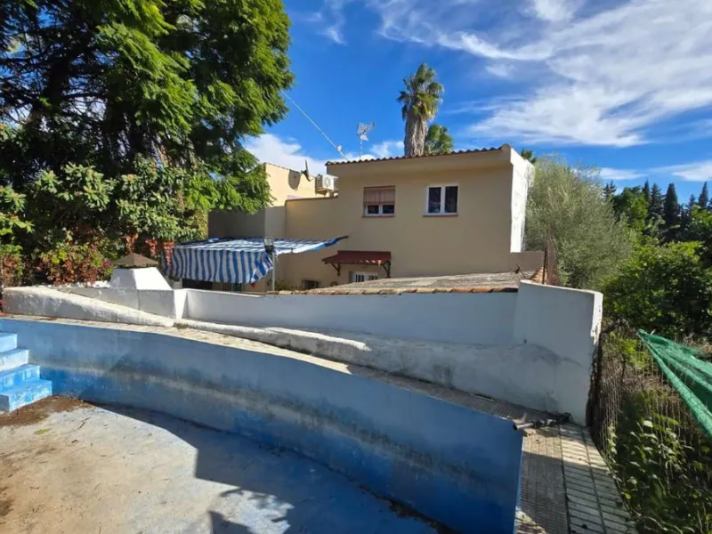 House - Detached Villa в продаже в Alhaurín de la Torre, Málaga. В доме 6 спален и 4 ванных комнат. Площадь дома 400 м². Площадь участка 4000 м²