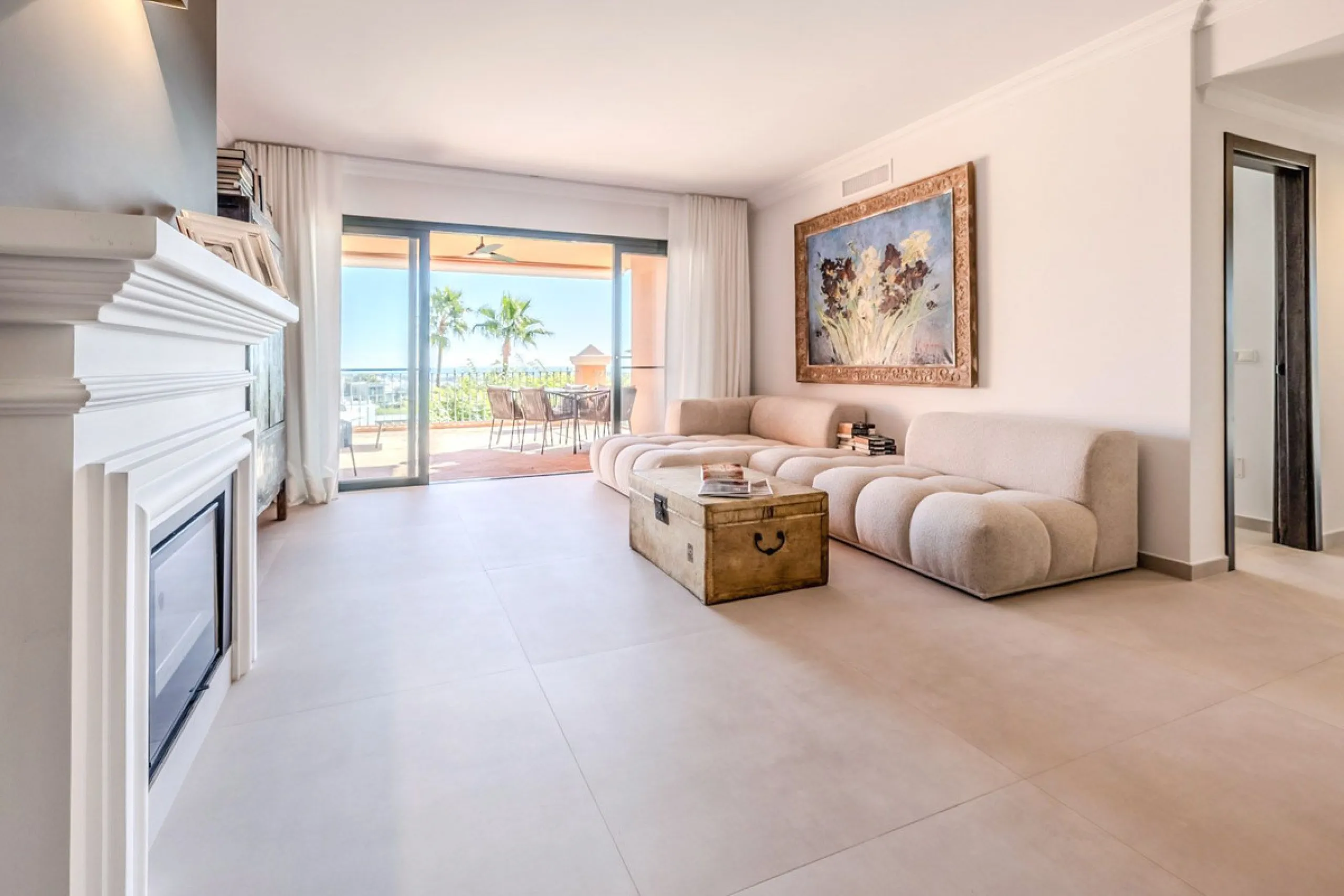 Discover a unique opportunity to acquire an exceptional property in one of the most exclusive areas of the Costa del Sol. This magnificent **middle-floor apartment** is located in the prestigious **Monte Halcones** development in Benahavís, renowned for i
