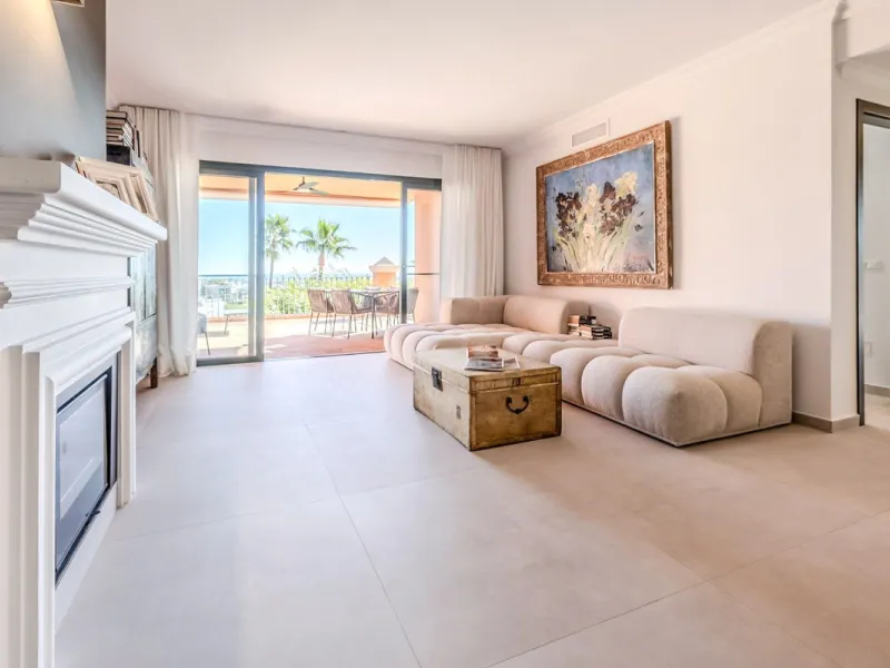 Discover a unique opportunity to acquire an exceptional property in one of the most exclusive areas of the Costa del Sol. This magnificent **middle-floor apartment** is located in the prestigious **Monte Halcones** development in Benahavís, renowned for i