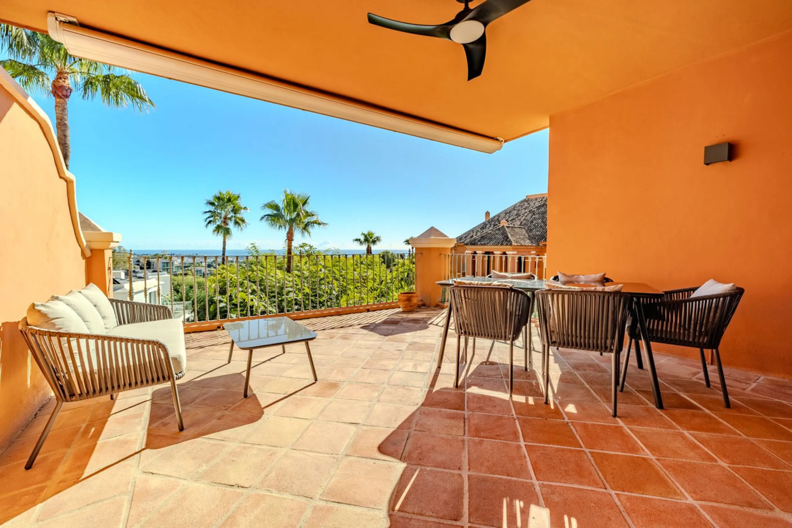 Discover a unique opportunity to acquire an exceptional property in one of the most exclusive areas of the Costa del Sol. This magnificent **middle-floor apartment** is located in the prestigious **Monte Halcones** development in Benahavís, renowned for i