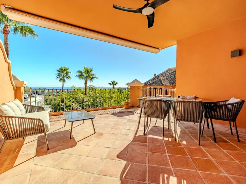 Discover a unique opportunity to acquire an exceptional property in one of the most exclusive areas of the Costa del Sol. This magnificent **middle-floor apartment** is located in the prestigious **Monte Halcones** development in Benahavís, renowned for i