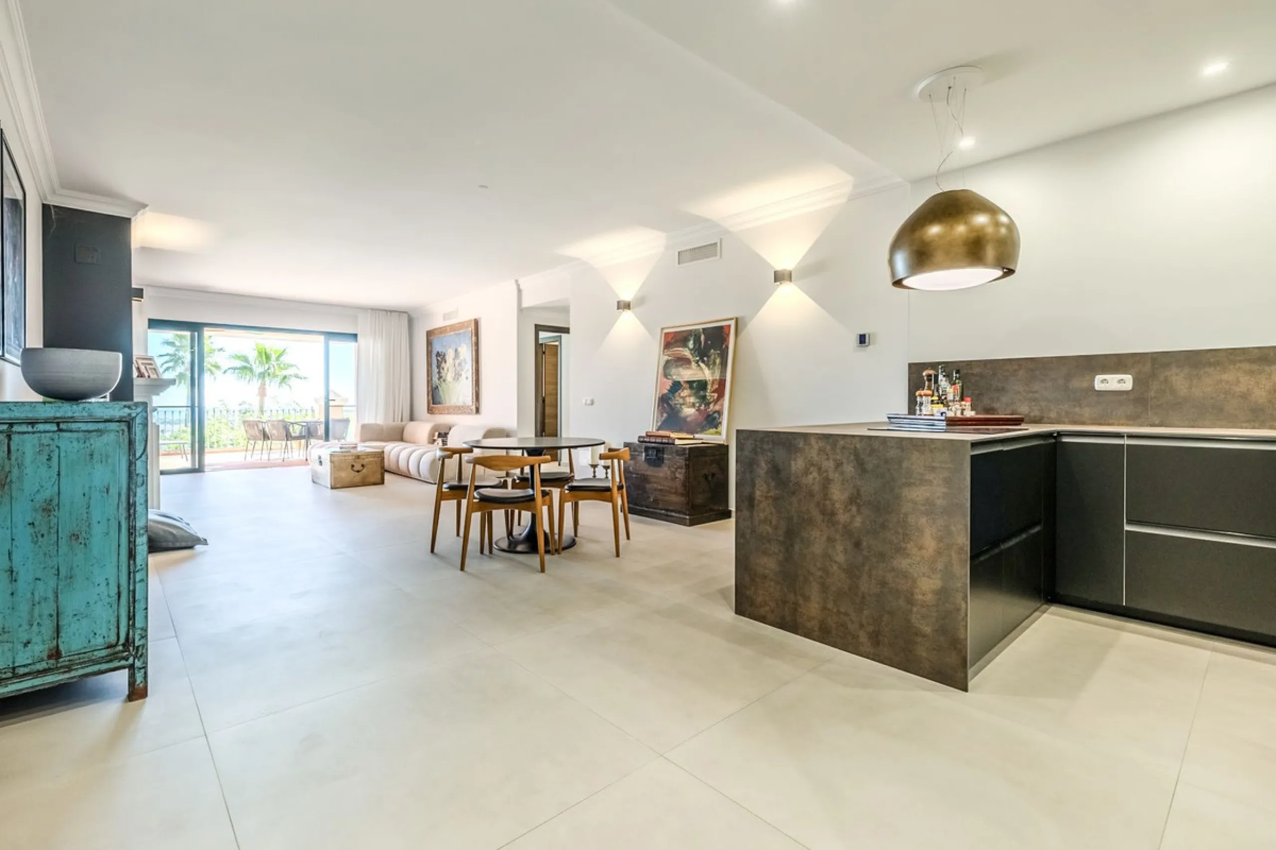Discover a unique opportunity to acquire an exceptional property in one of the most exclusive areas of the Costa del Sol. This magnificent **middle-floor apartment** is located in the prestigious **Monte Halcones** development in Benahavís, renowned for i