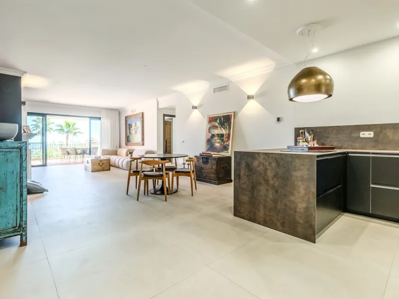 Discover a unique opportunity to acquire an exceptional property in one of the most exclusive areas of the Costa del Sol. This magnificent **middle-floor apartment** is located in the prestigious **Monte Halcones** development in Benahavís, renowned for i