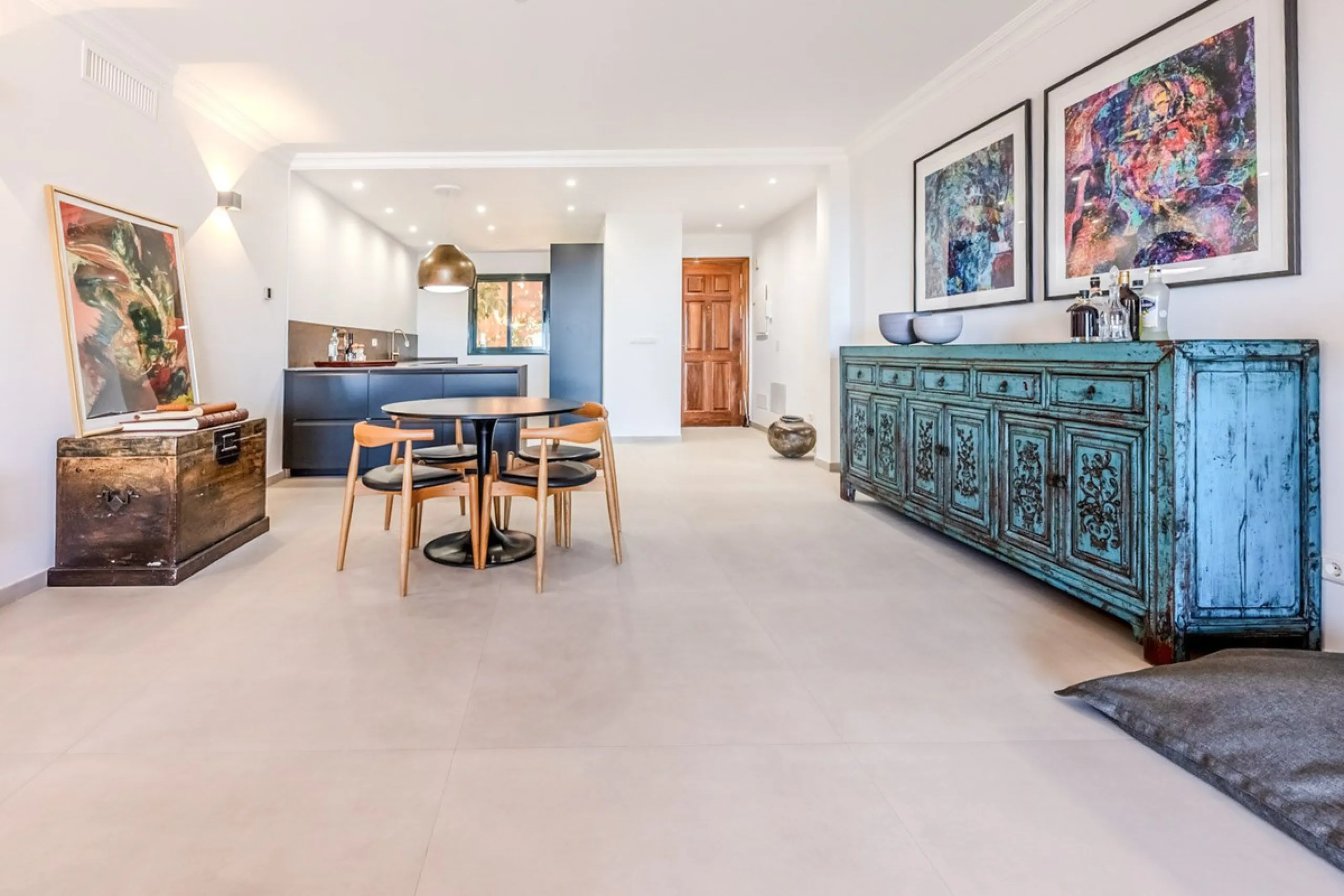 Discover a unique opportunity to acquire an exceptional property in one of the most exclusive areas of the Costa del Sol. This magnificent **middle-floor apartment** is located in the prestigious **Monte Halcones** development in Benahavís, renowned for i