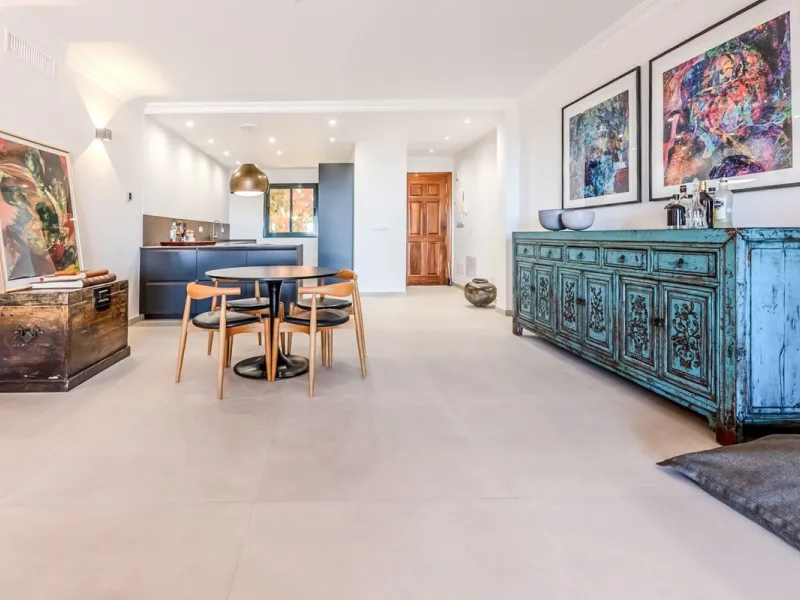 Discover a unique opportunity to acquire an exceptional property in one of the most exclusive areas of the Costa del Sol. This magnificent **middle-floor apartment** is located in the prestigious **Monte Halcones** development in Benahavís, renowned for i