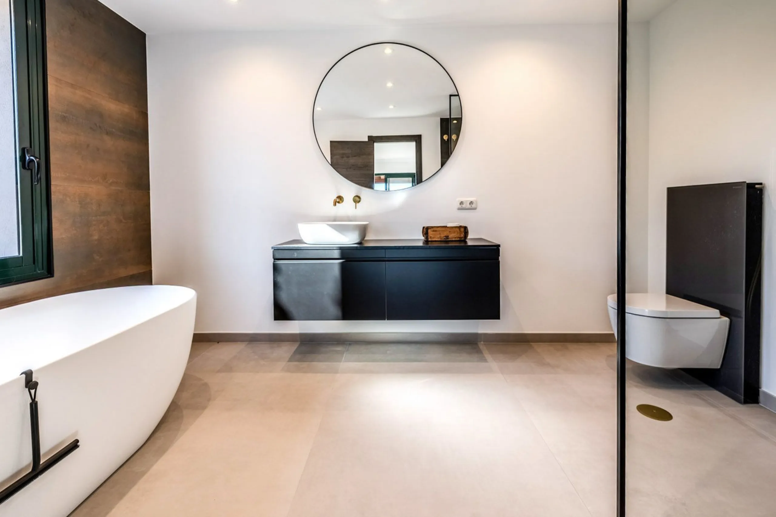Discover a unique opportunity to acquire an exceptional property in one of the most exclusive areas of the Costa del Sol. This magnificent **middle-floor apartment** is located in the prestigious **Monte Halcones** development in Benahavís, renowned for i