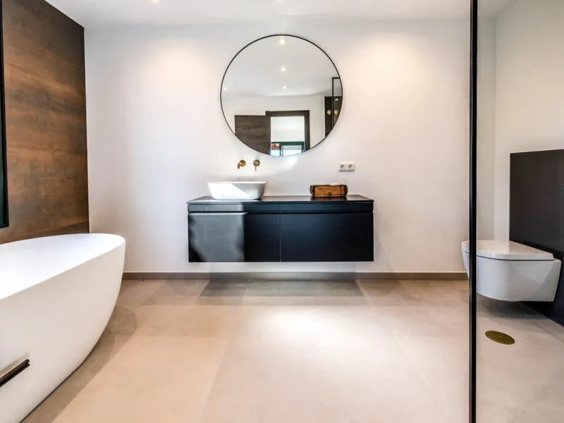 Discover a unique opportunity to acquire an exceptional property in one of the most exclusive areas of the Costa del Sol. This magnificent **middle-floor apartment** is located in the prestigious **Monte Halcones** development in Benahavís, renowned for i